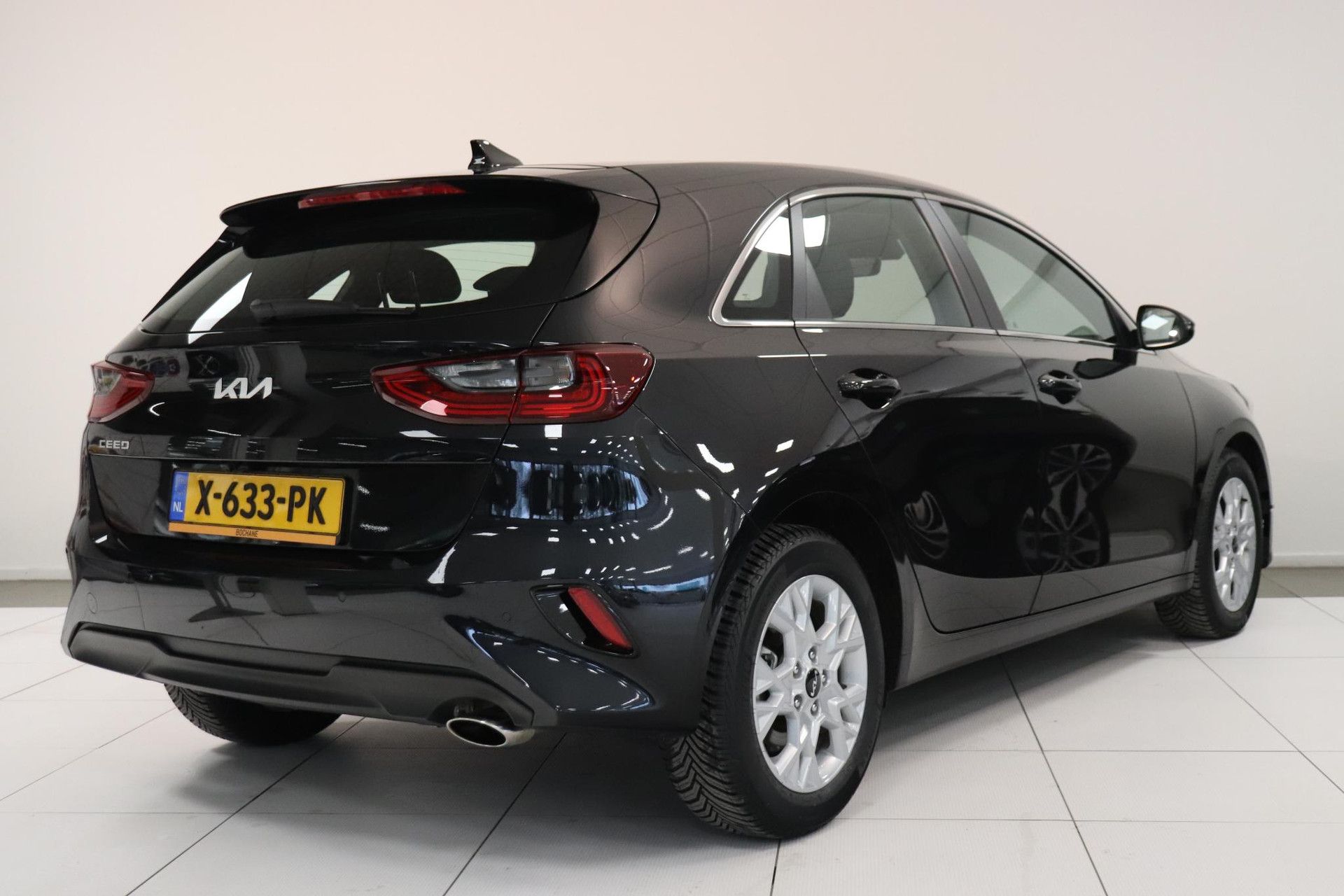 Kia Ceed met kenteken X-633-PK – achteraanzicht