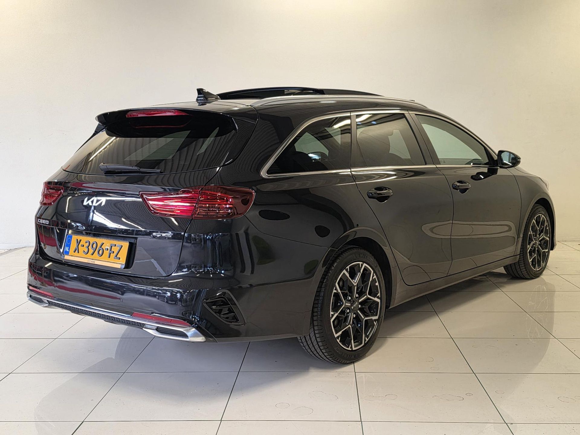 Kia CeedSportswagon met kenteken X-396-FZ – achteraanzicht