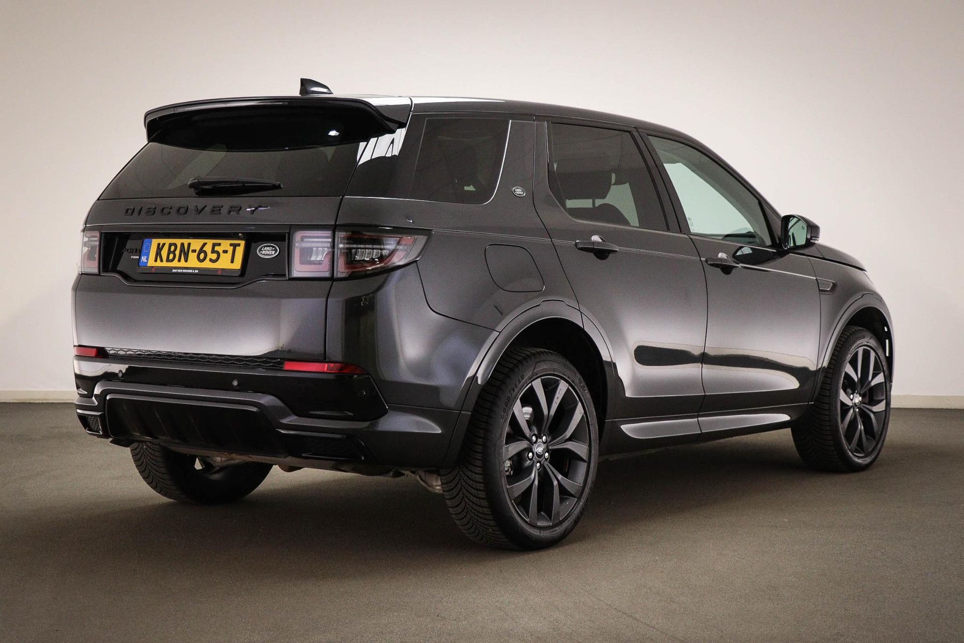 Land Rover RoverDiscoverySport met kenteken KBN-65-T – achteraanzicht