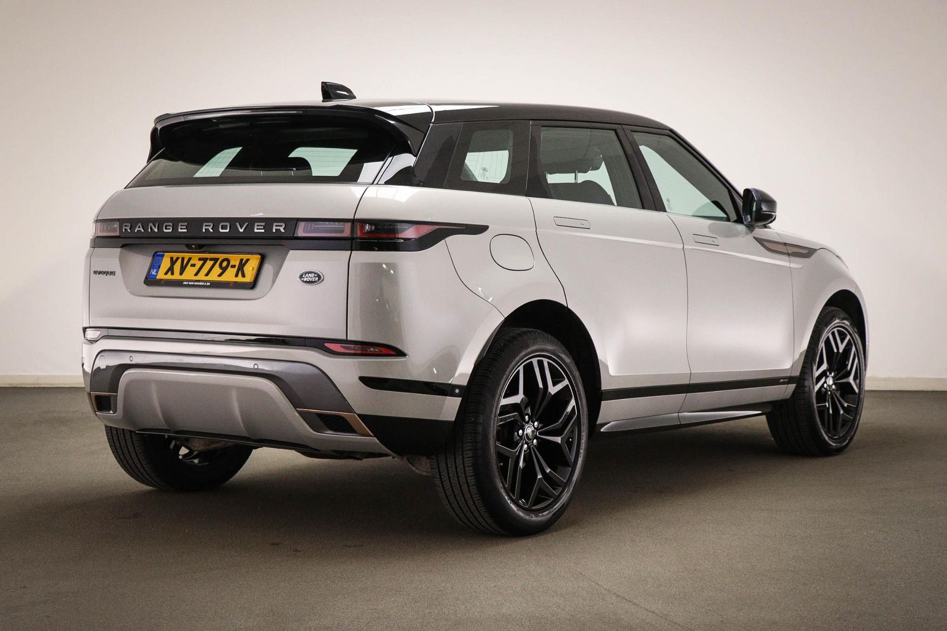 Land Rover RoverRangeRoverEvoque met kenteken XV-779-K – achteraanzicht