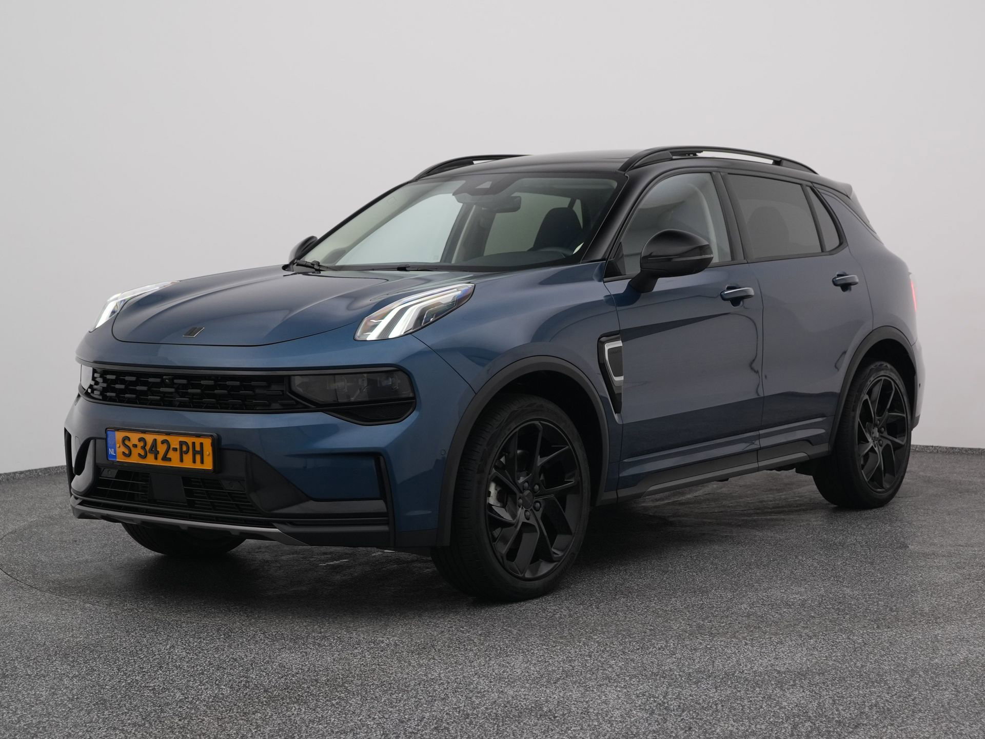 Lynk & Co 01 met kenteken S-342-PH – vooraanzicht