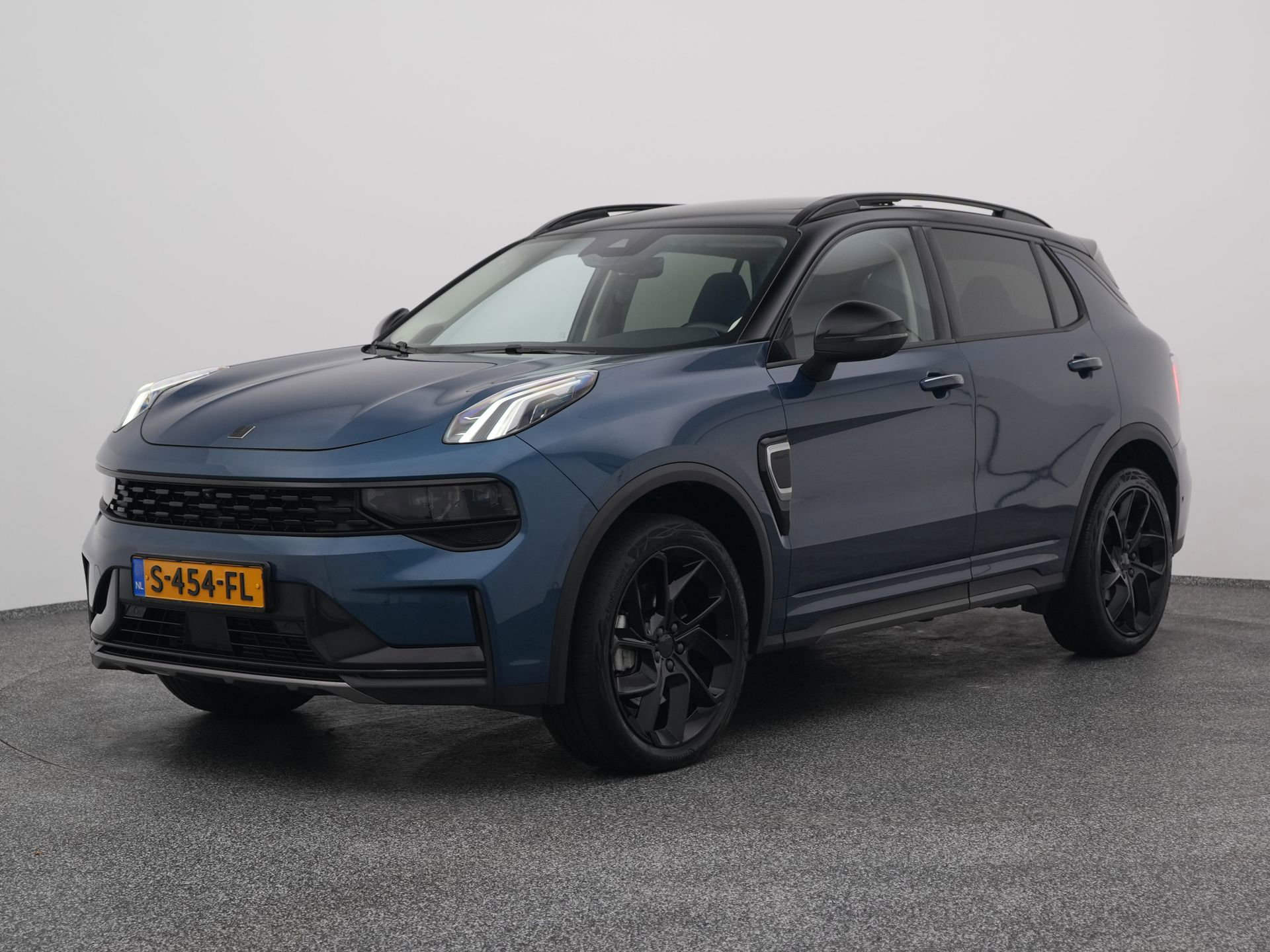Lynk & Co 01 met kenteken S-454-FL – vooraanzicht