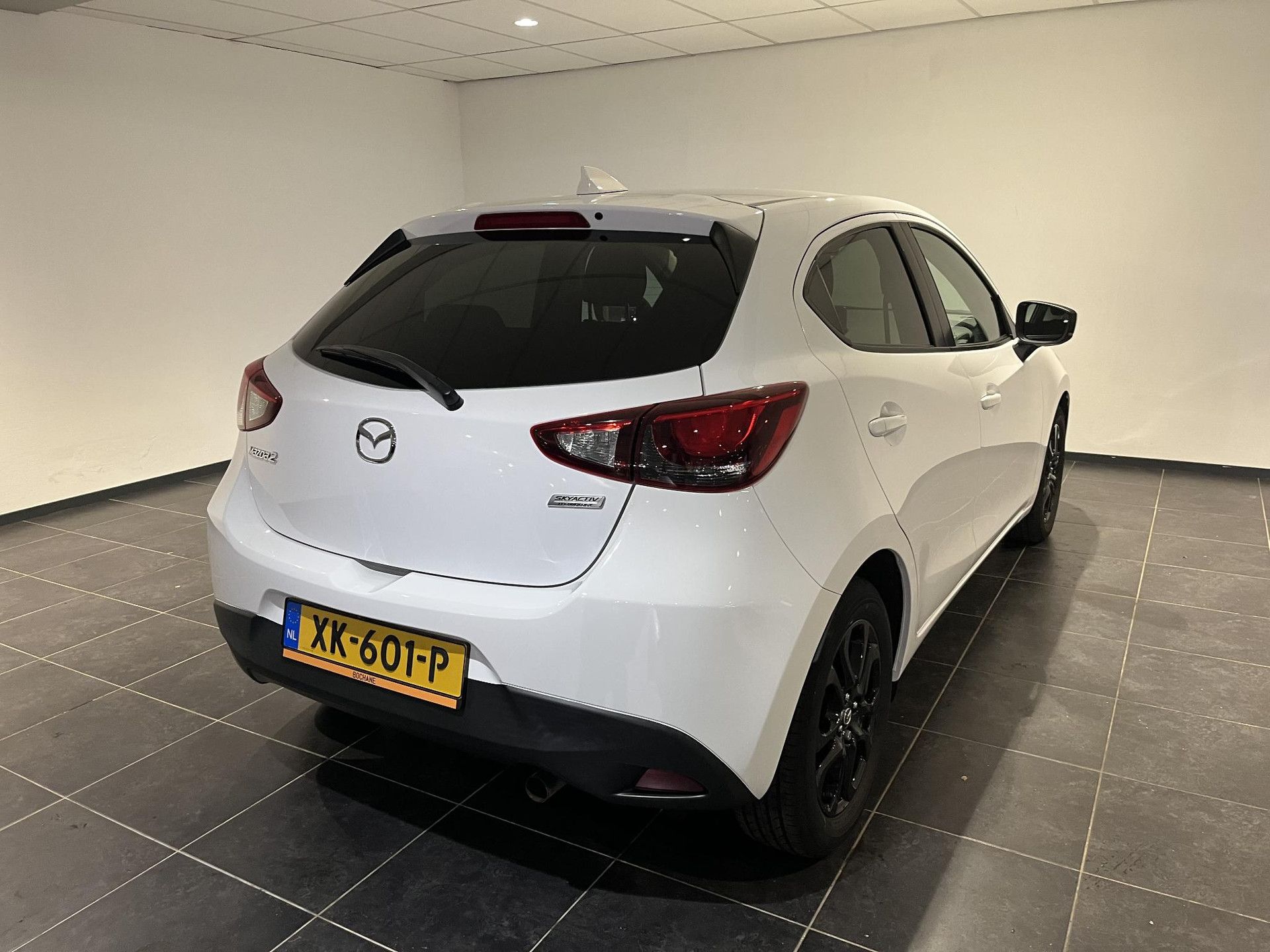Mazda 2 met kenteken XK-601-P – achteraanzicht