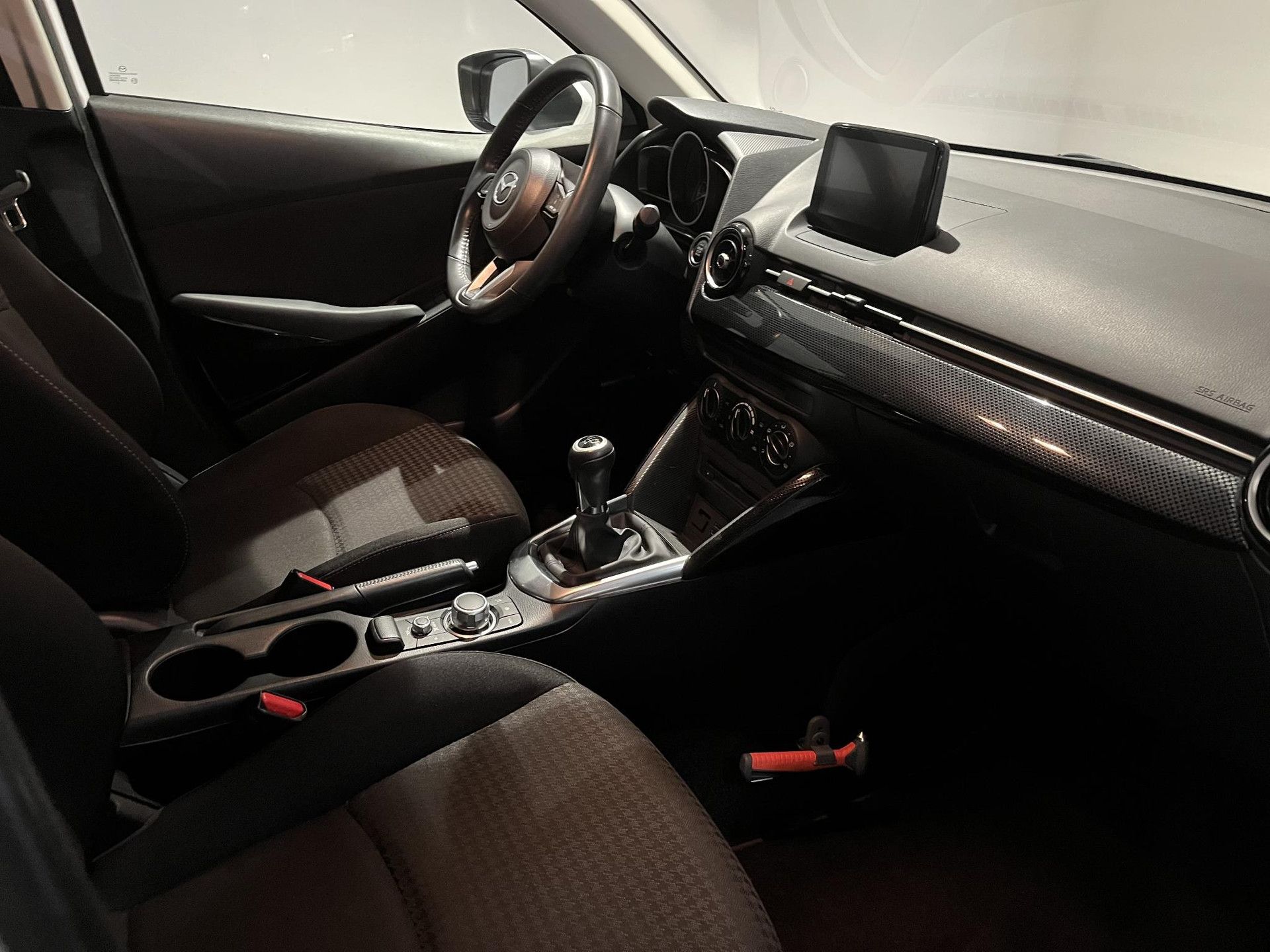 Mazda 2 met kenteken XK-601-P – interieur