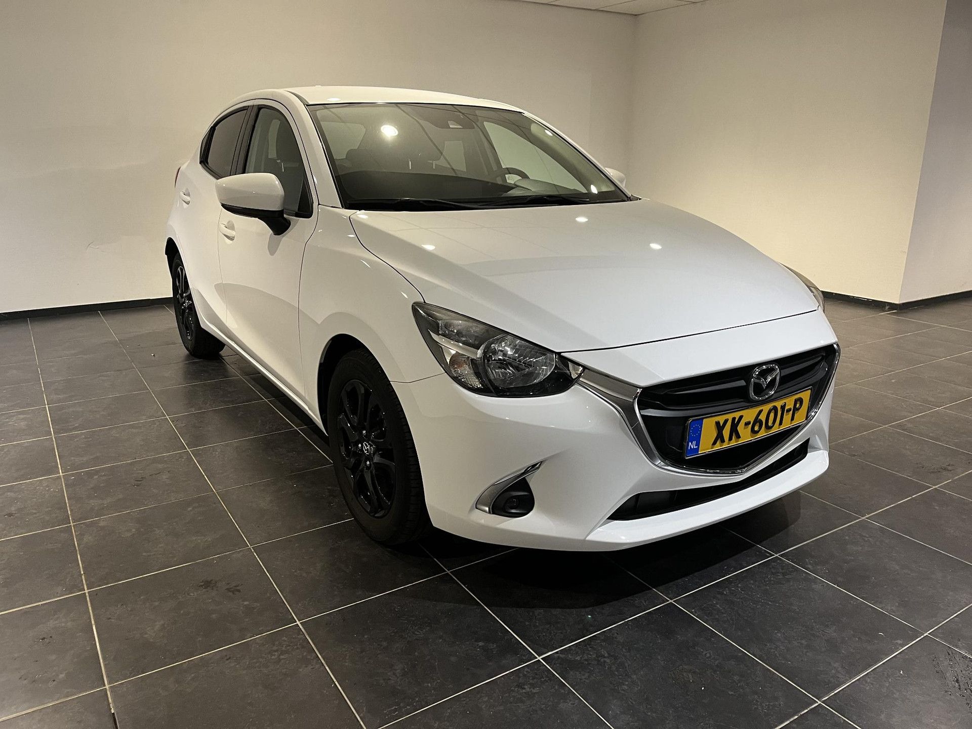 Mazda 2 met kenteken XK-601-P – detailfoto