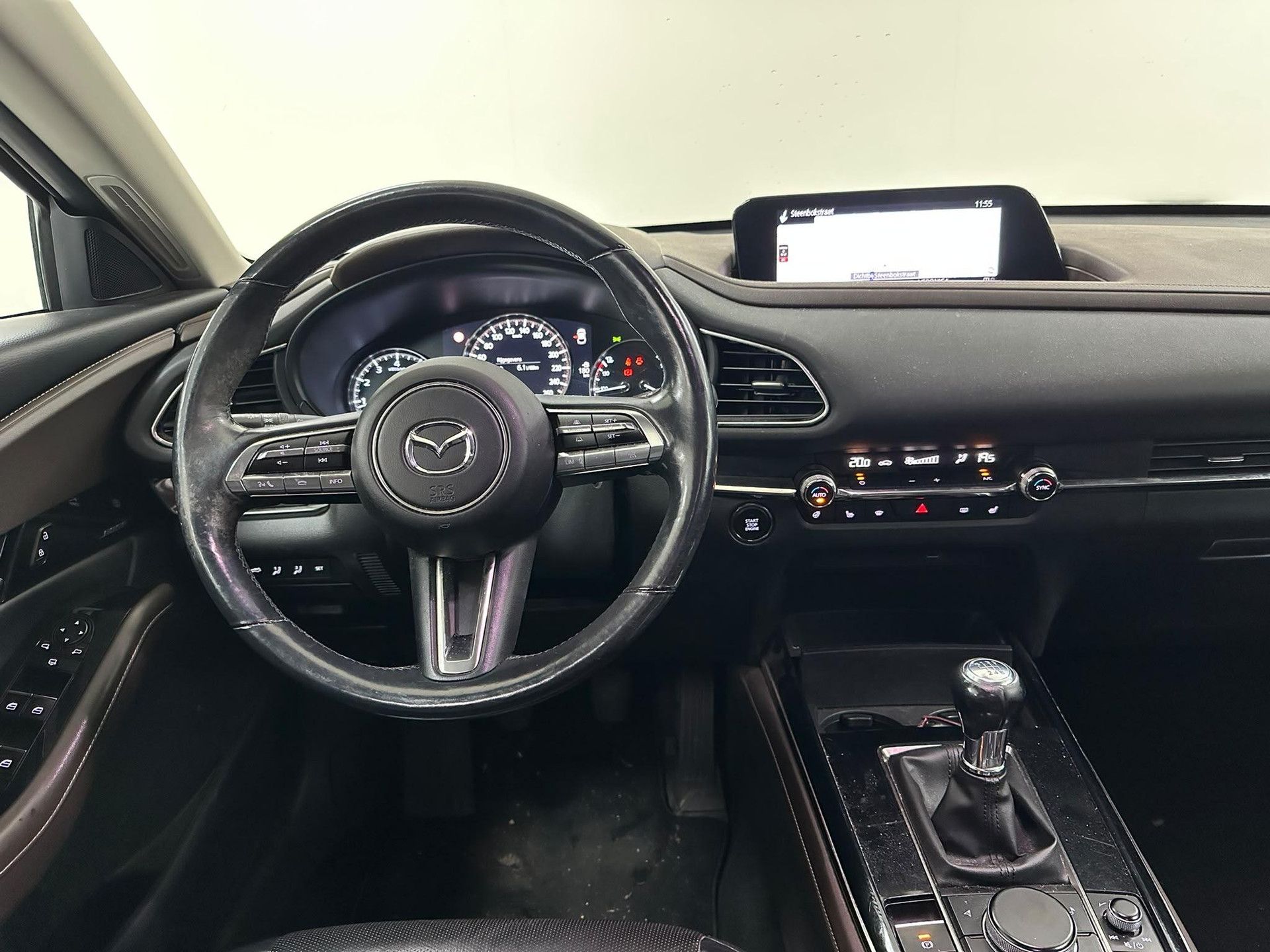 Mazda CX-30 met kenteken H-872-TR – interieur