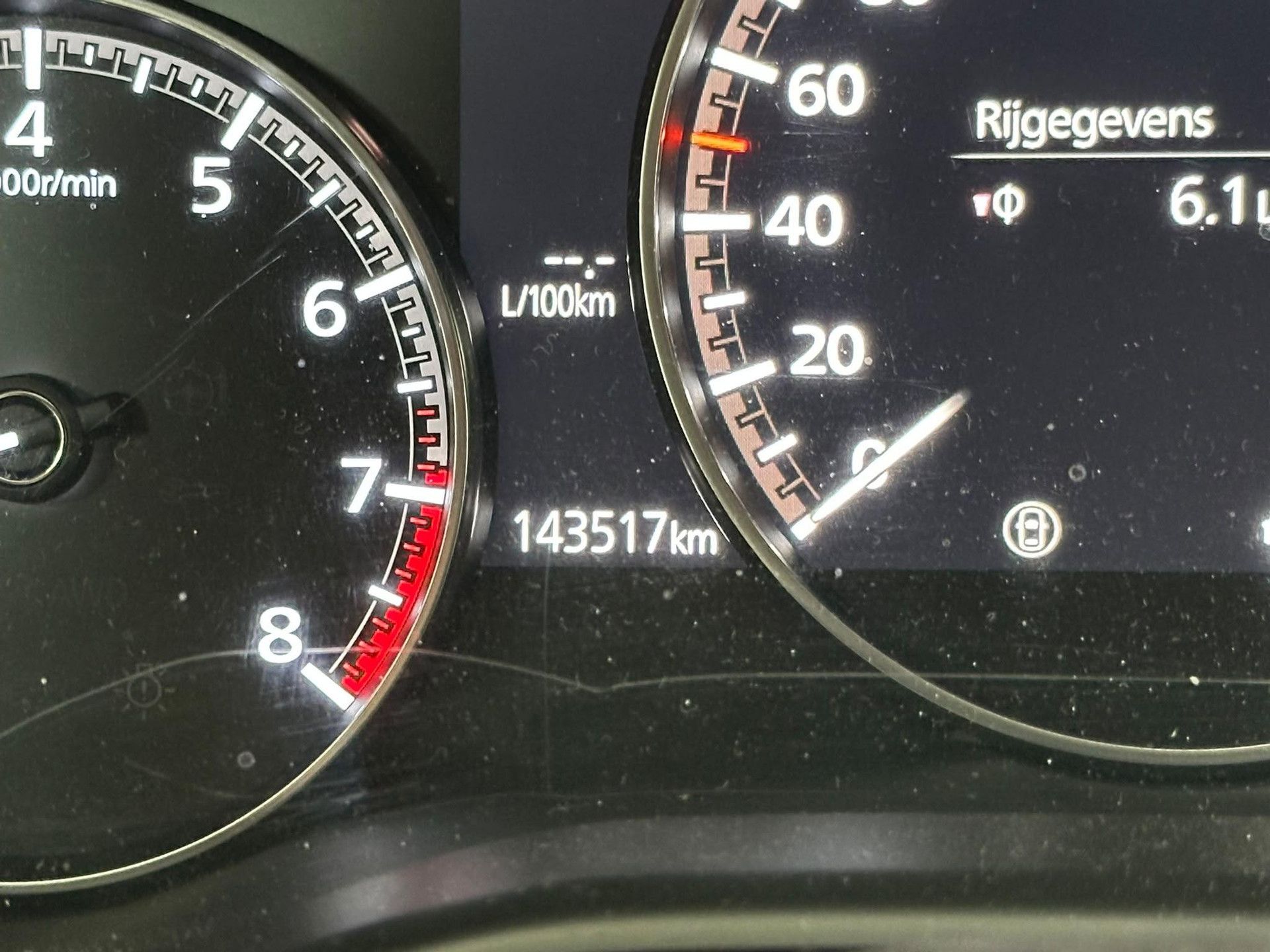 Mazda CX-30 met kenteken H-872-TR – dashboard