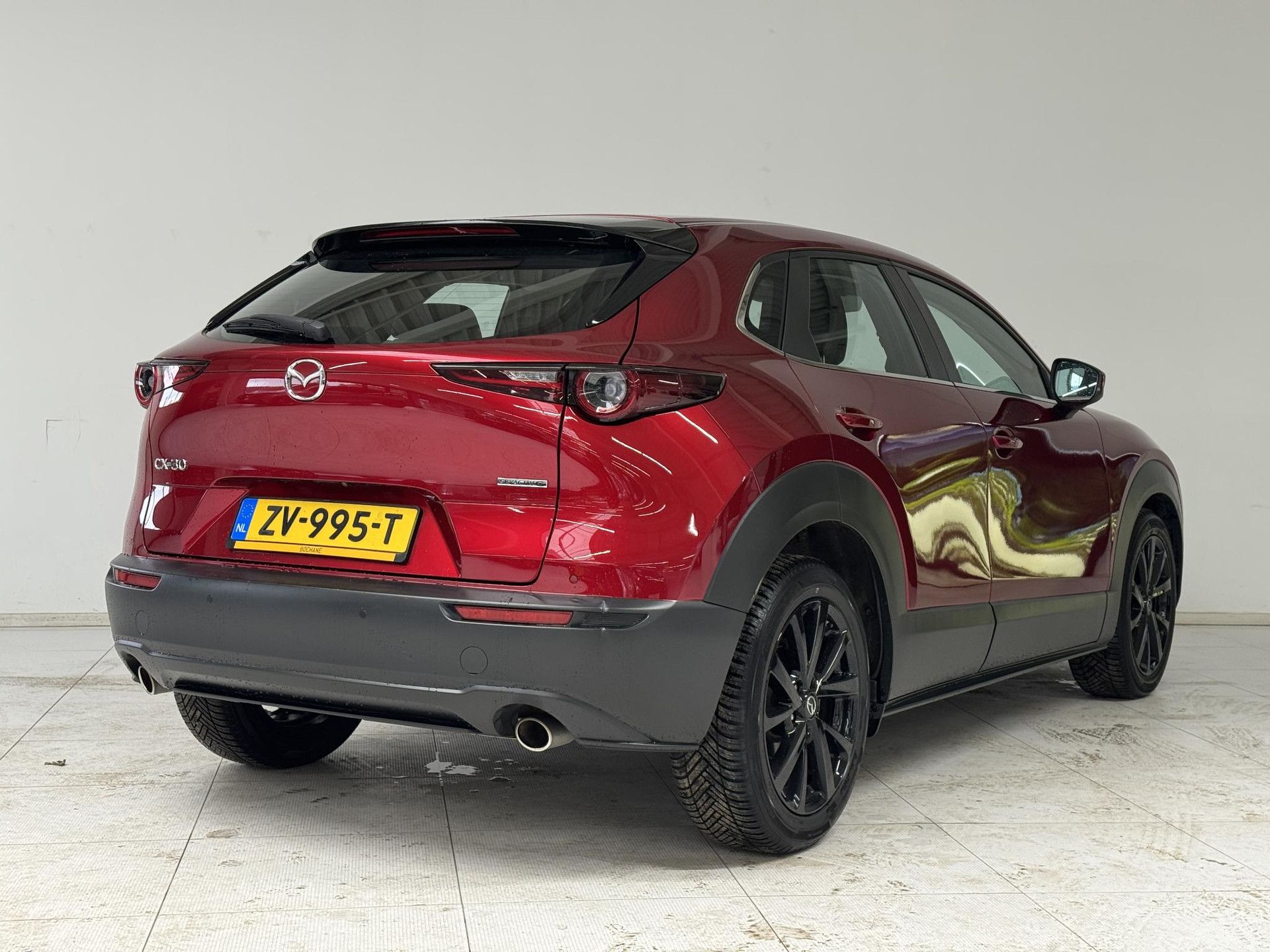 Mazda CX-30 met kenteken ZV-995-T – achteraanzicht