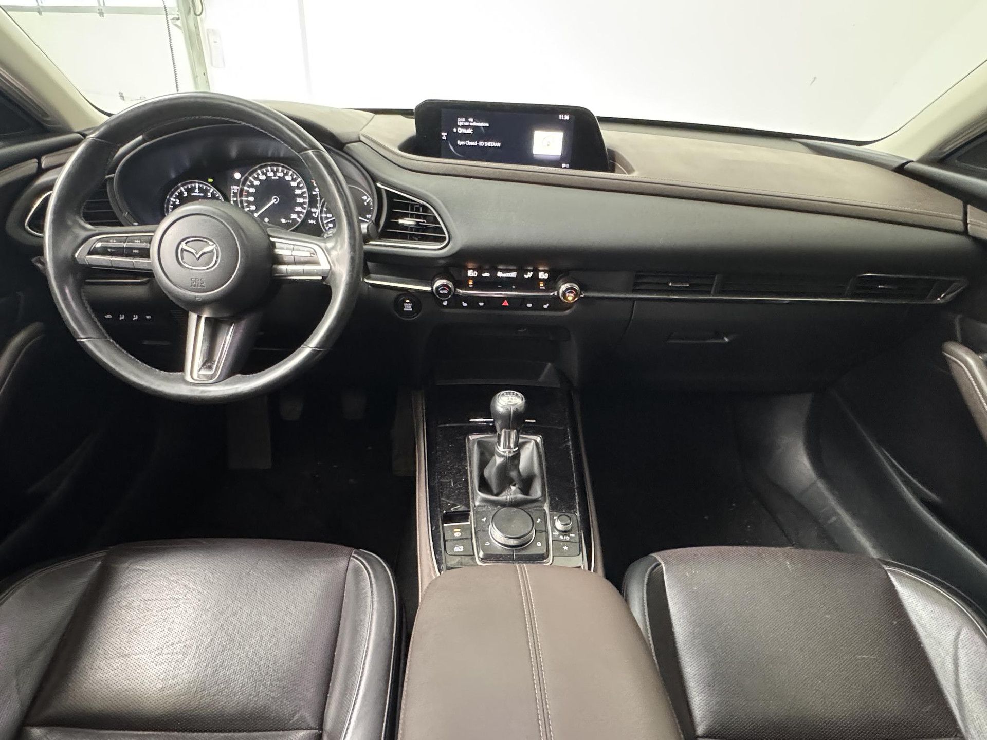 Mazda CX-30 met kenteken ZV-995-T – interieur