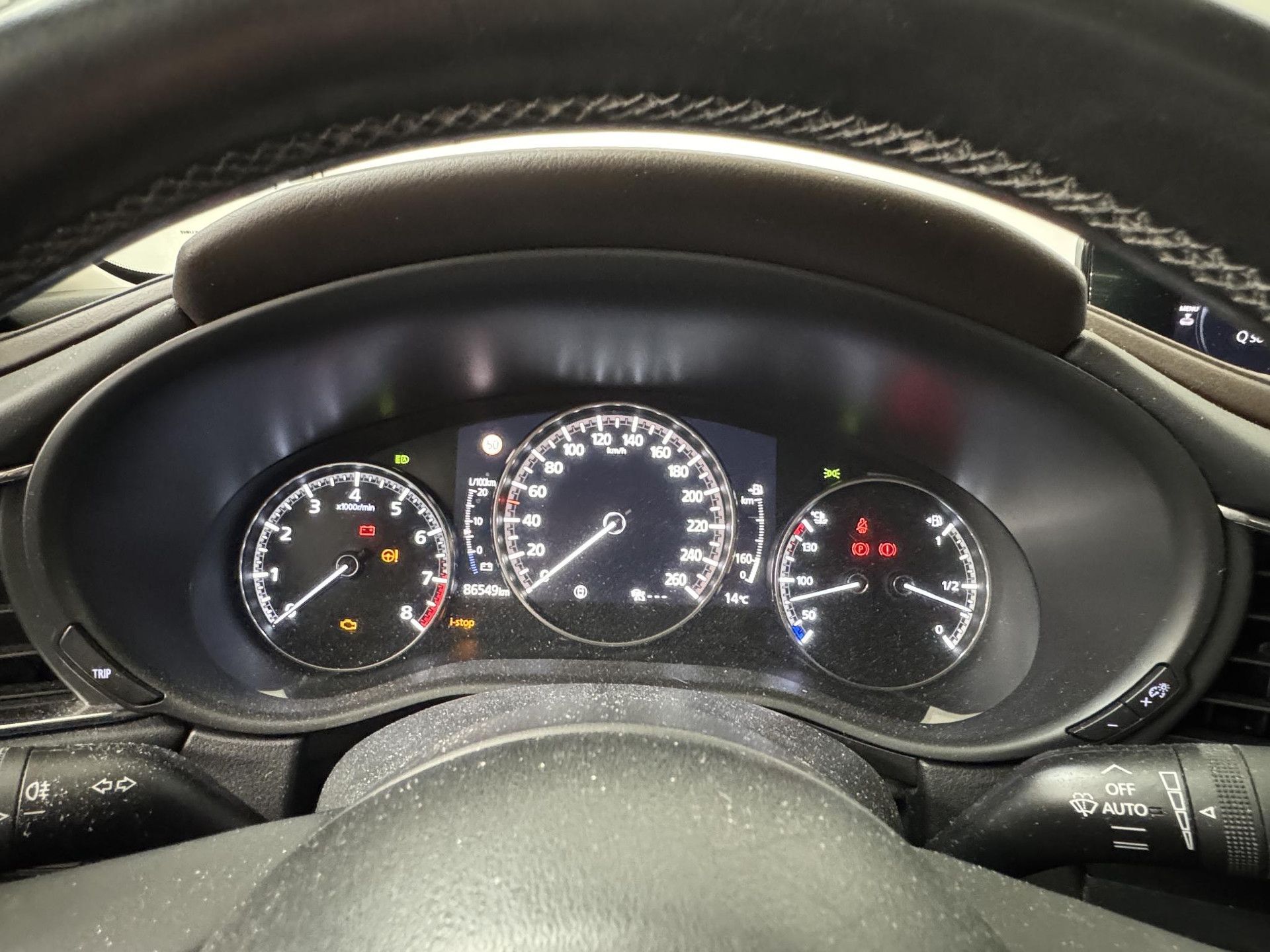 Mazda CX-30 met kenteken ZV-995-T – dashboard