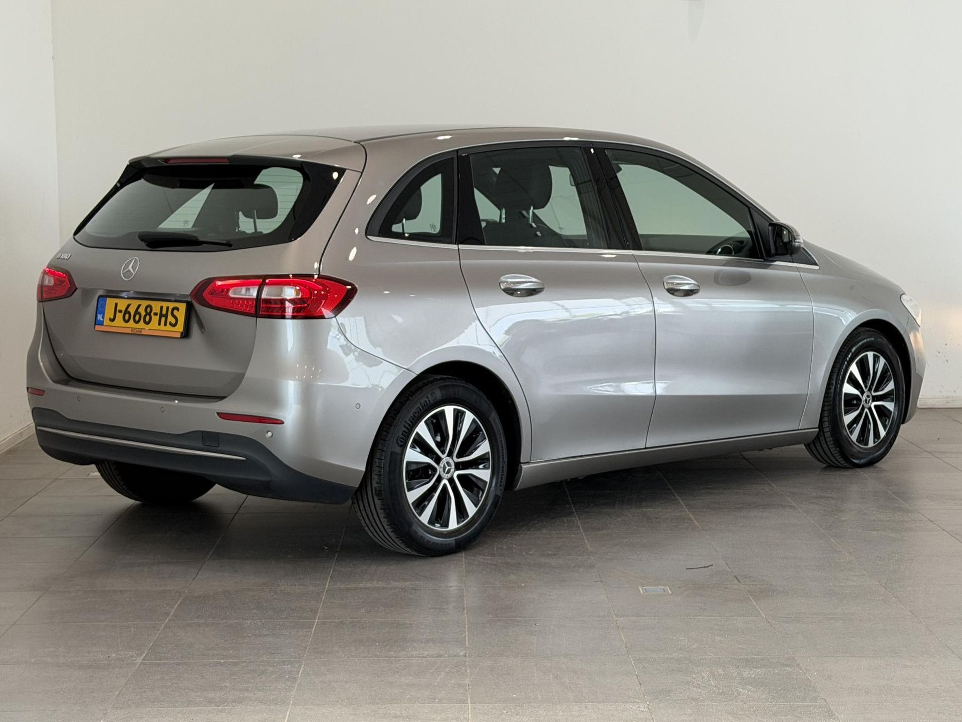 Mercedes-Benz B-Klasse met kenteken J-668-HS – achteraanzicht