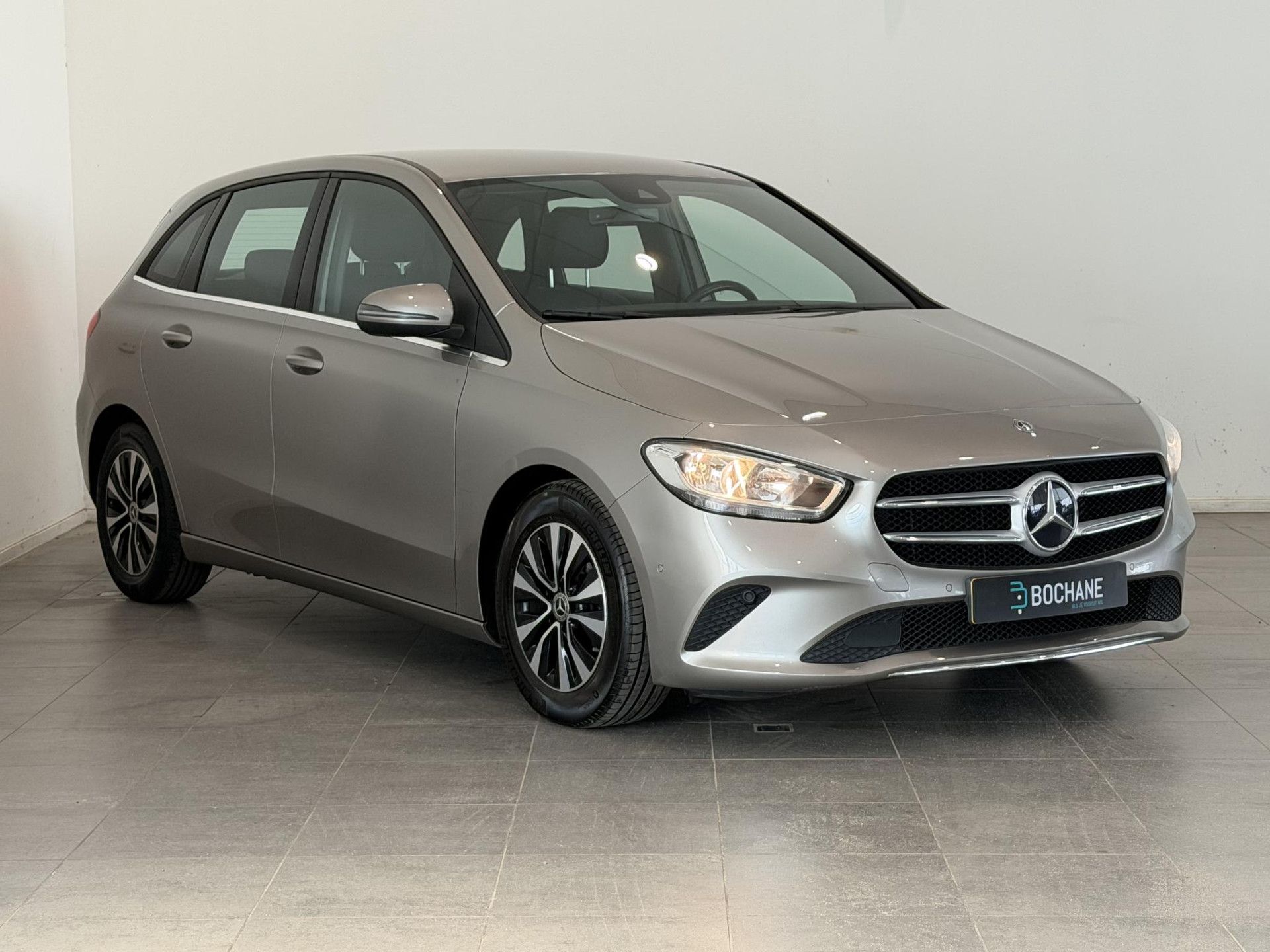 Mercedes-Benz B-Klasse met kenteken J-668-HS – detailfoto