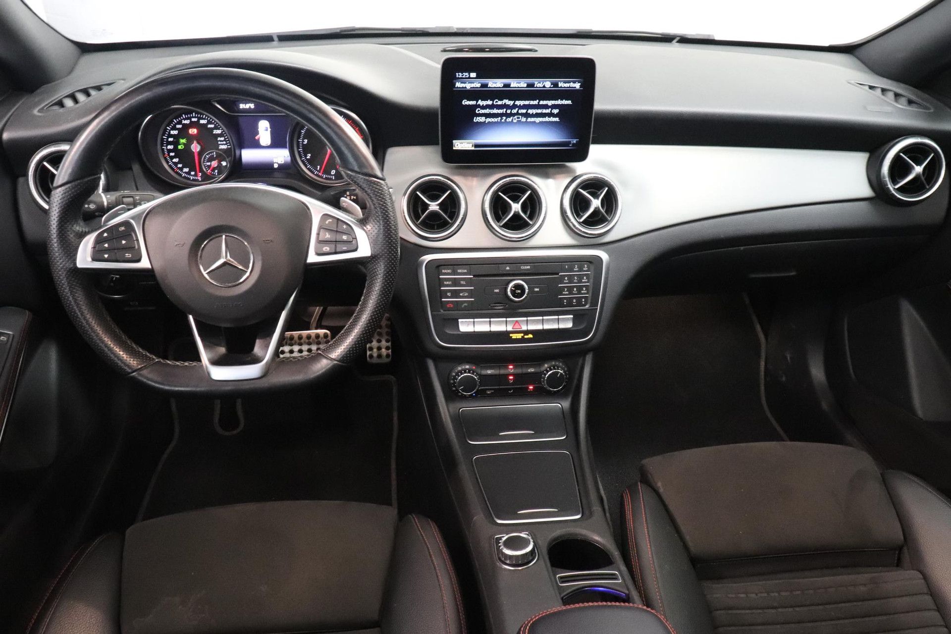 Mercedes-Benz CLA met kenteken K-432-TV – interieur