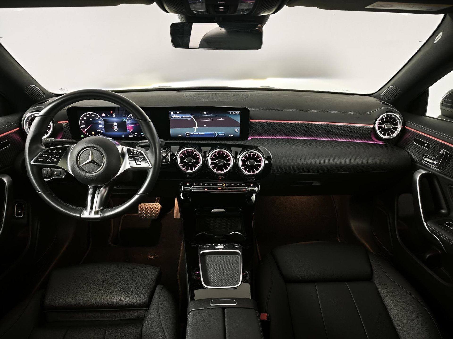 Mercedes-Benz CLA met kenteken X-418-KB – interieur