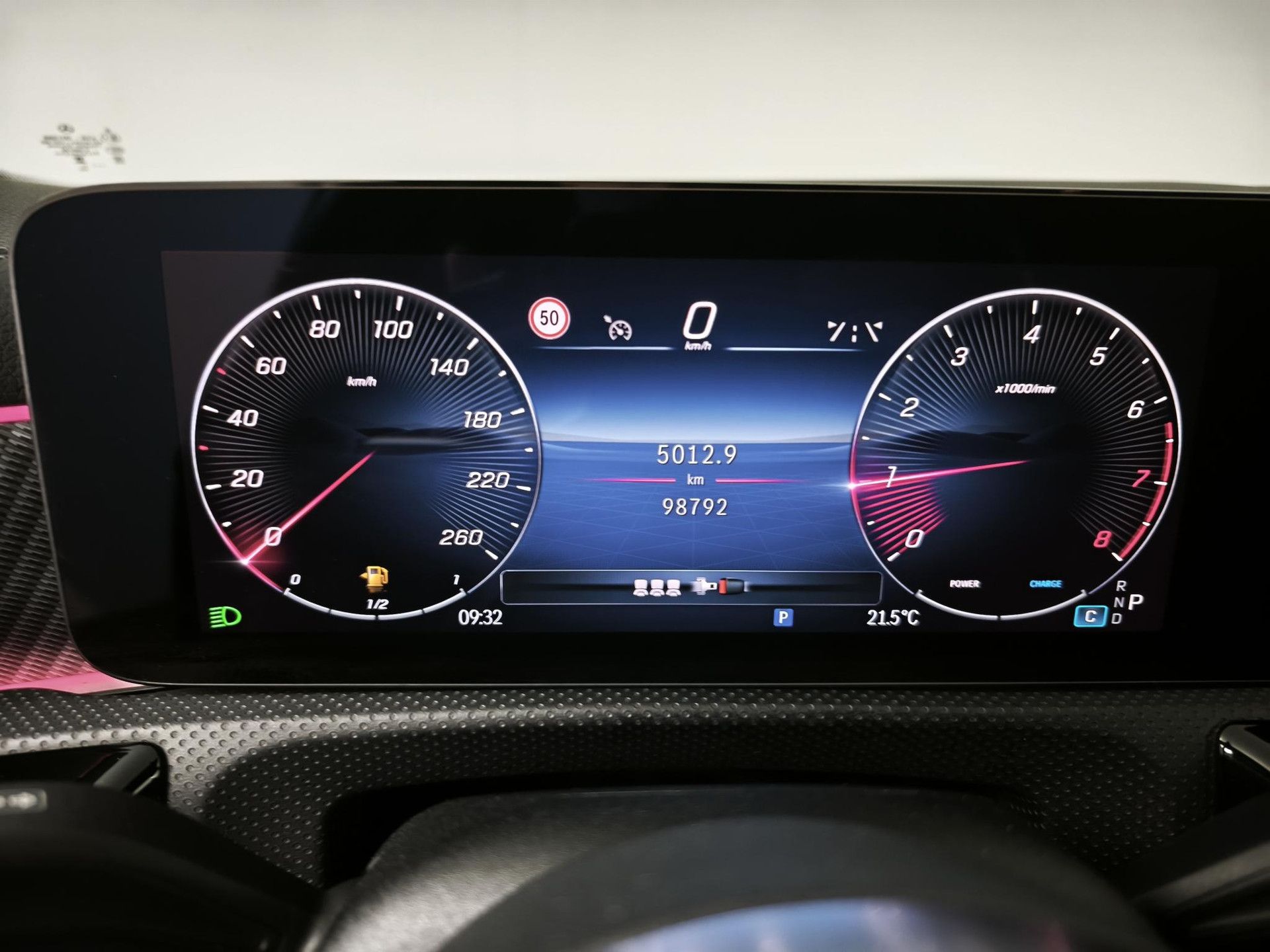 Mercedes-Benz CLA met kenteken X-418-KB – dashboard