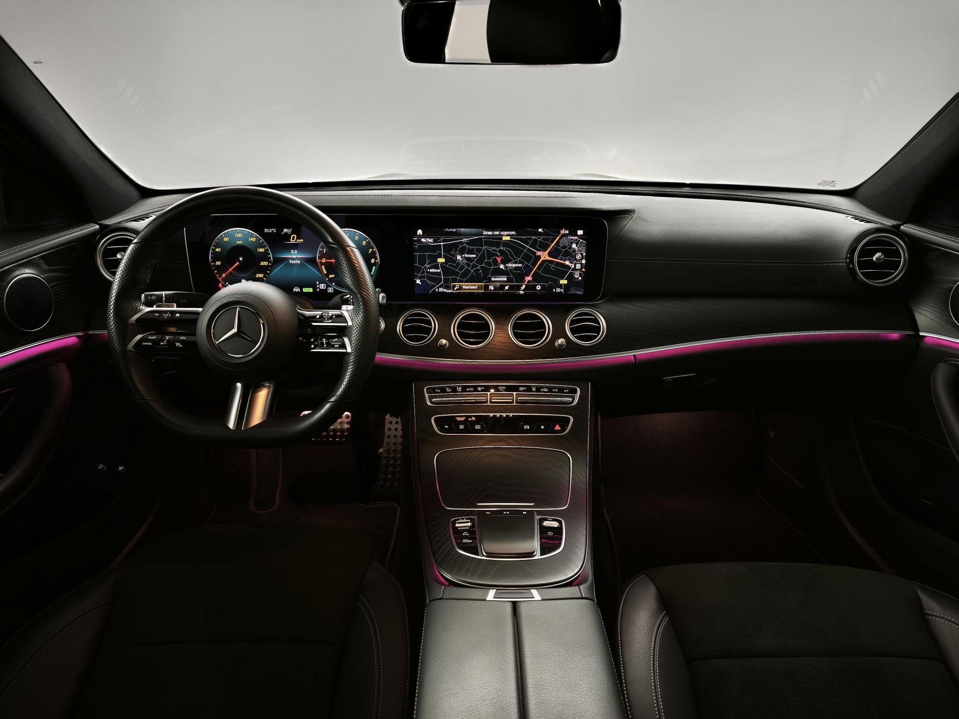 Mercedes-Benz E-Klasse met kenteken KHH-63-Z – interieur