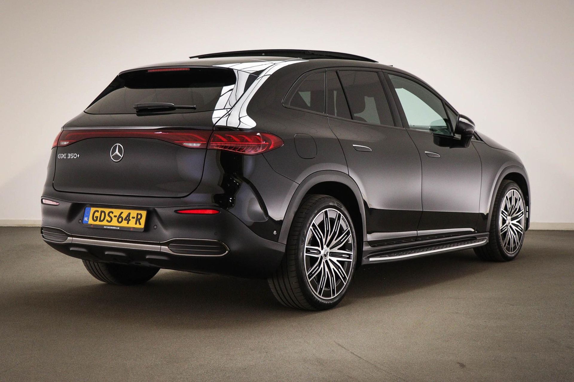 Mercedes-Benz EQE met kenteken GDS-64-R – achteraanzicht