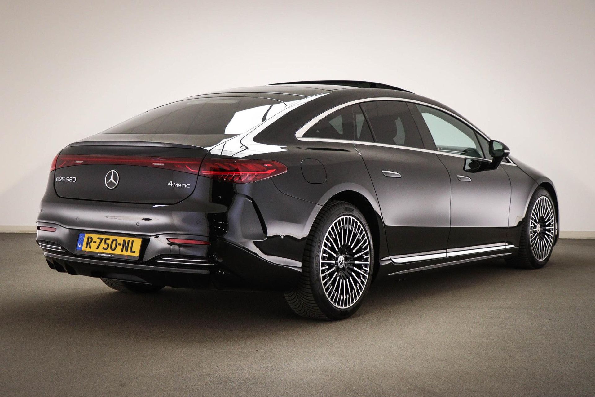 Mercedes-Benz EQS met kenteken R-750-NL – achteraanzicht