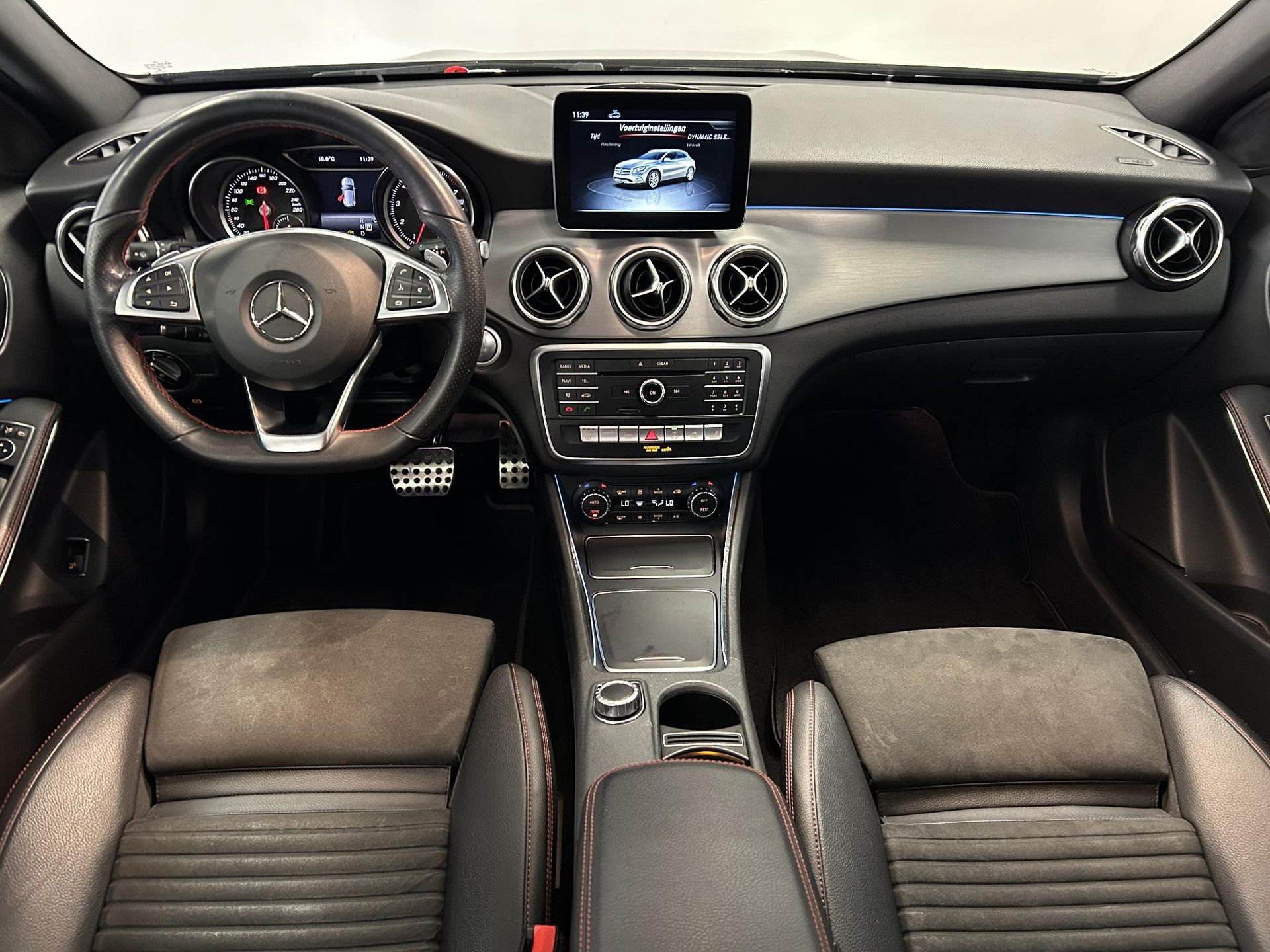 Mercedes-Benz GLA met kenteken G-756-HR – interieur