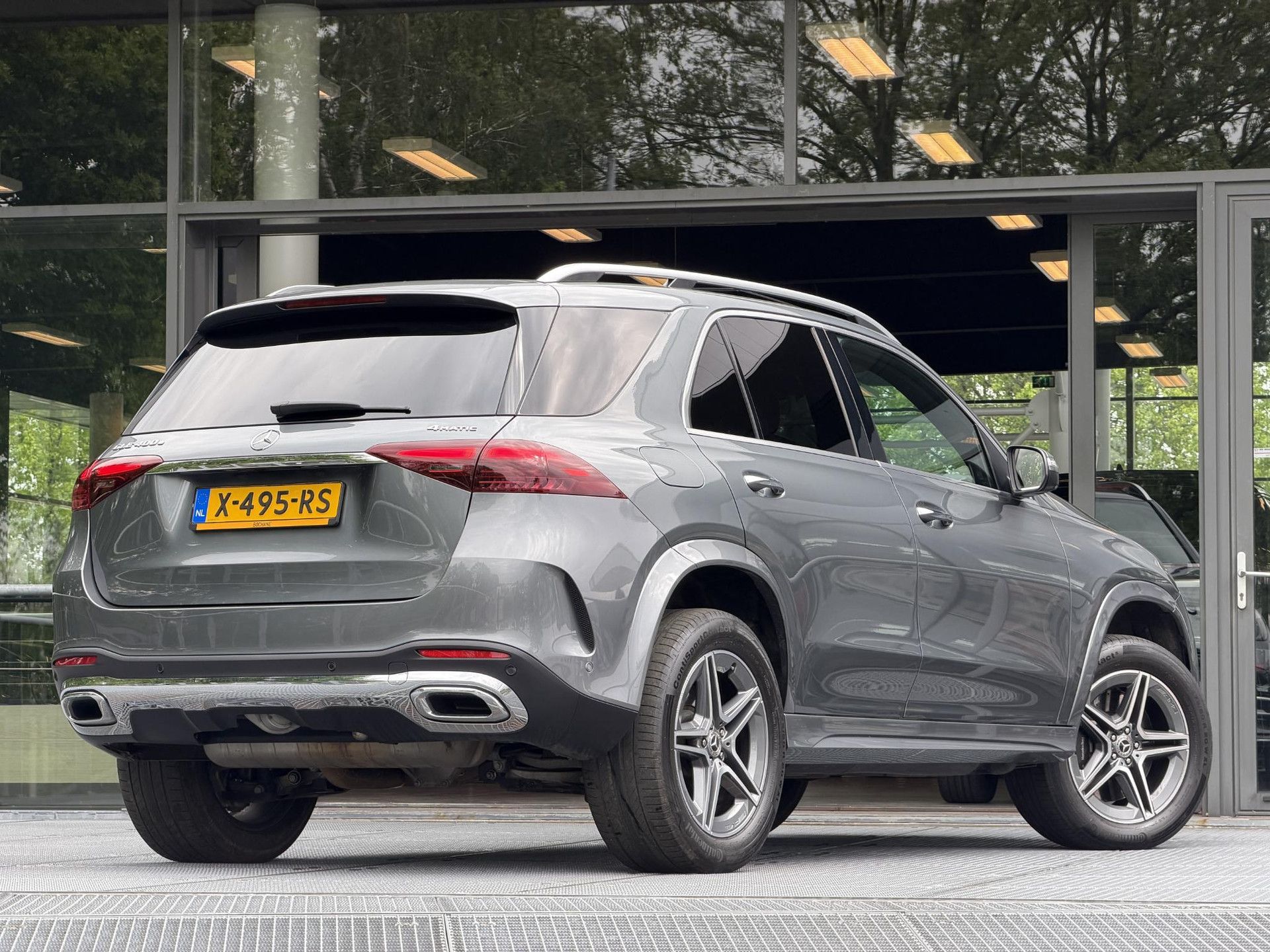 Mercedes-Benz GLE met kenteken X-495-RS – achteraanzicht
