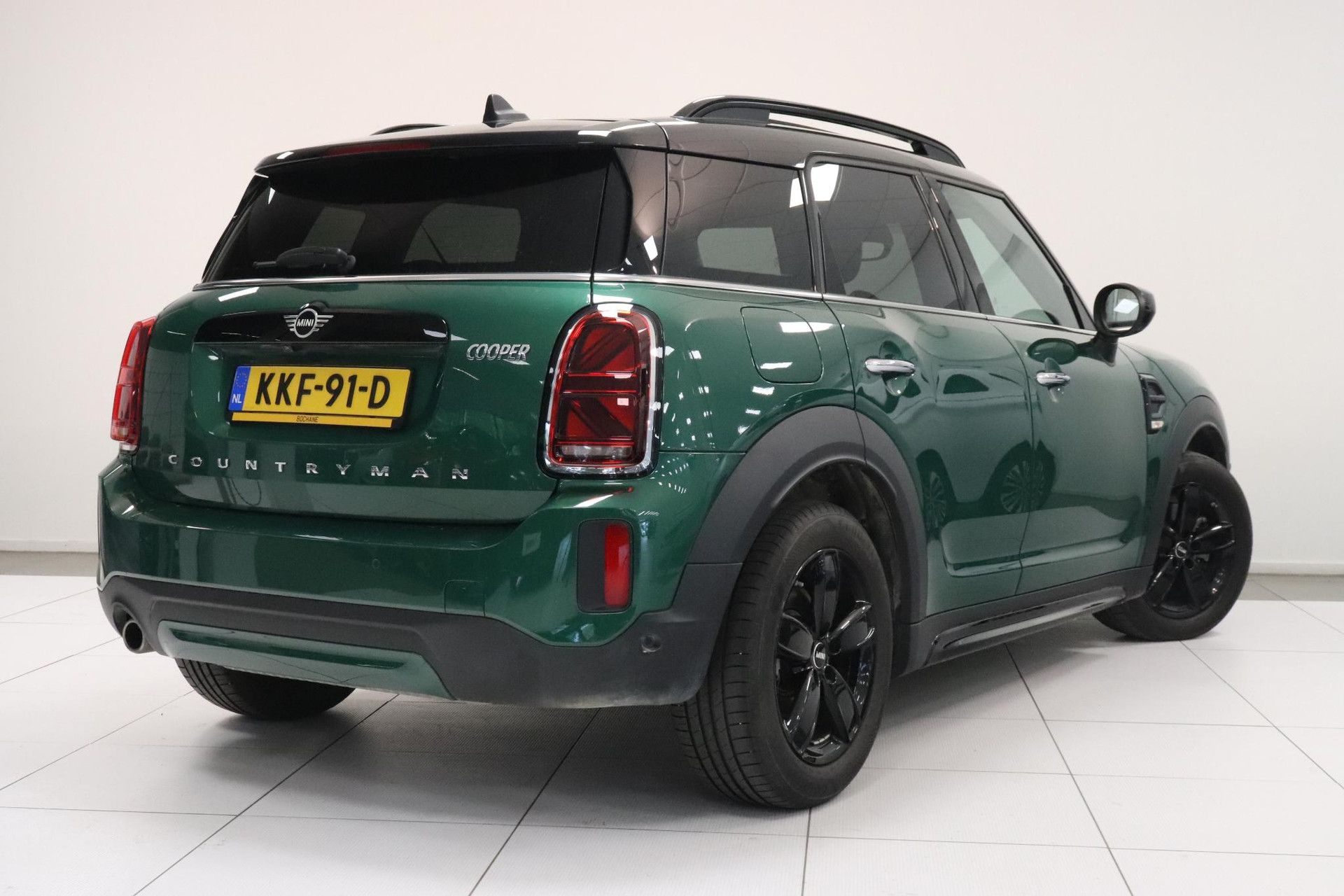 MINI Countryman met kenteken KKF-91-D – achteraanzicht