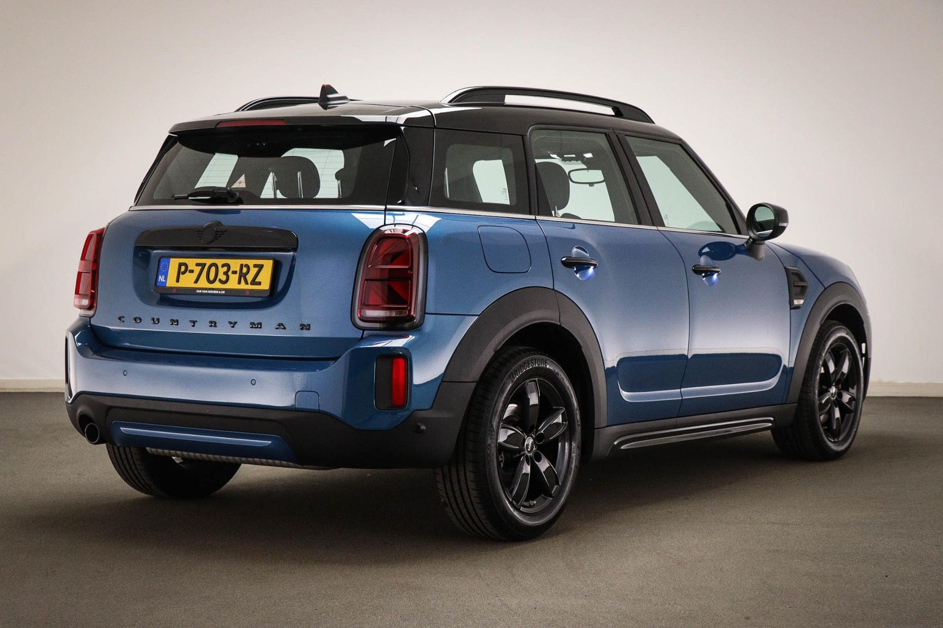 MINI Countryman met kenteken P-703-RZ – achteraanzicht