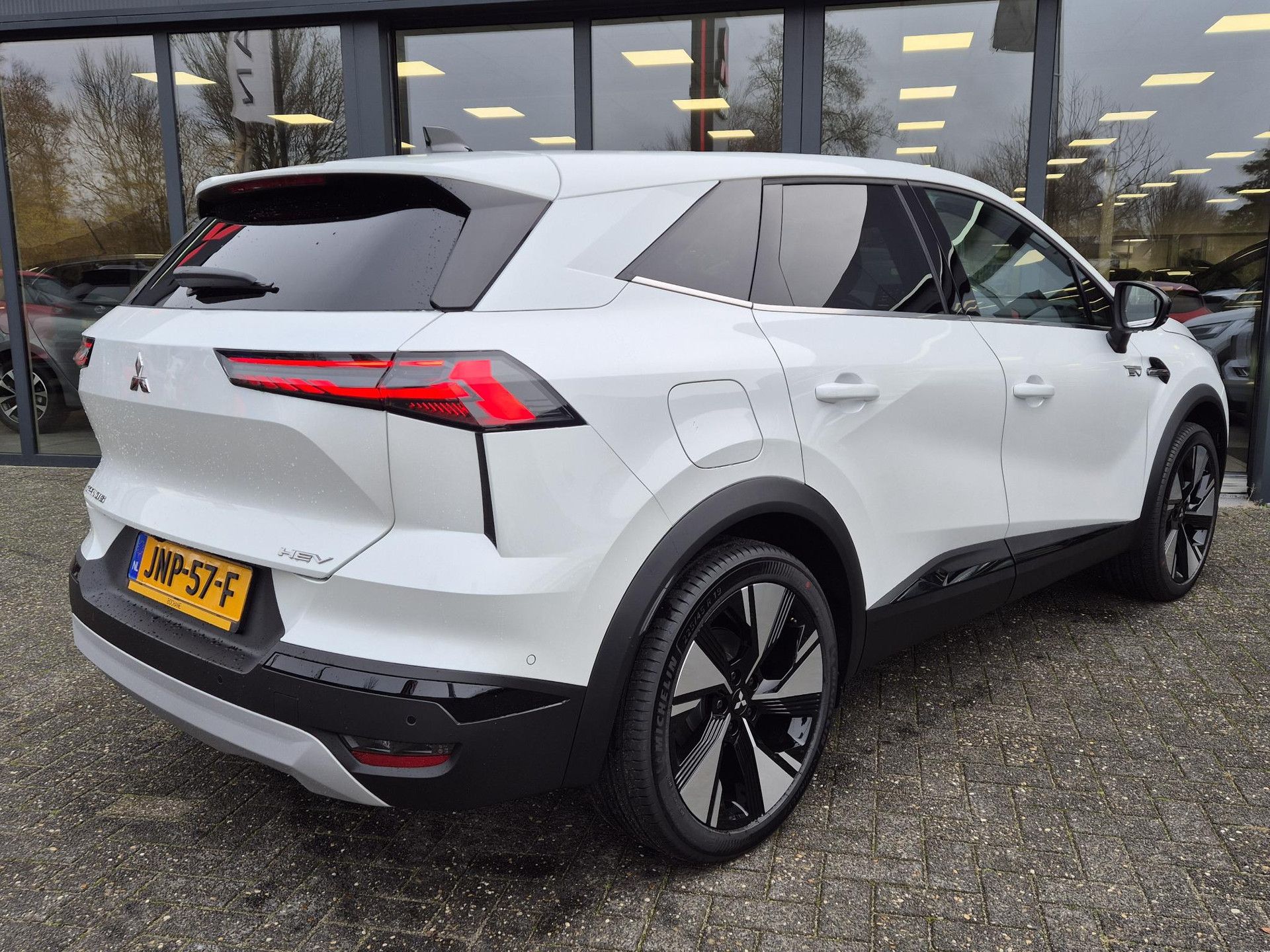Mitsubishi Grandis met kenteken JNP-57-F – achteraanzicht