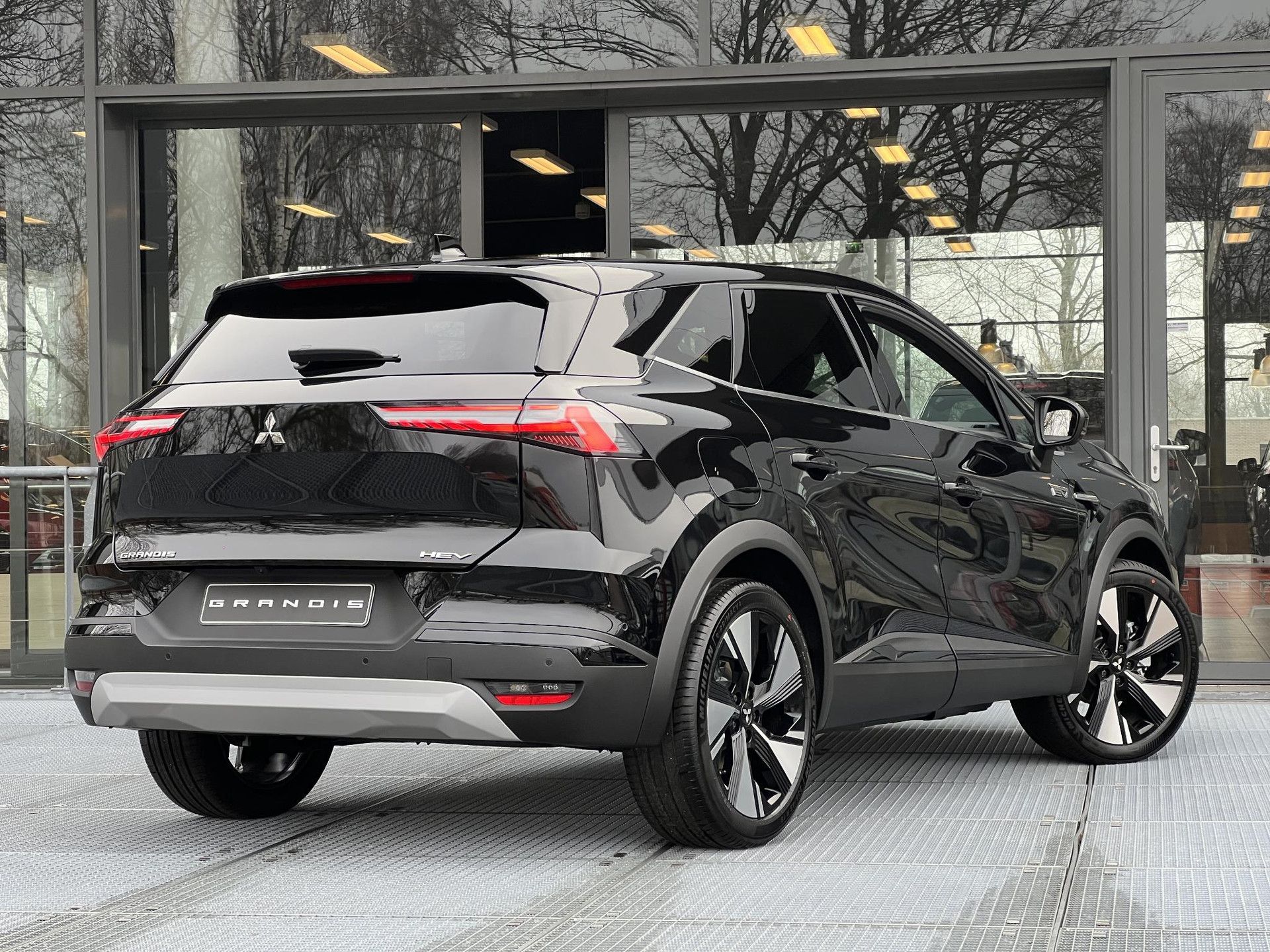 Mitsubishi Grandis met kenteken KDZ-88-P – achteraanzicht