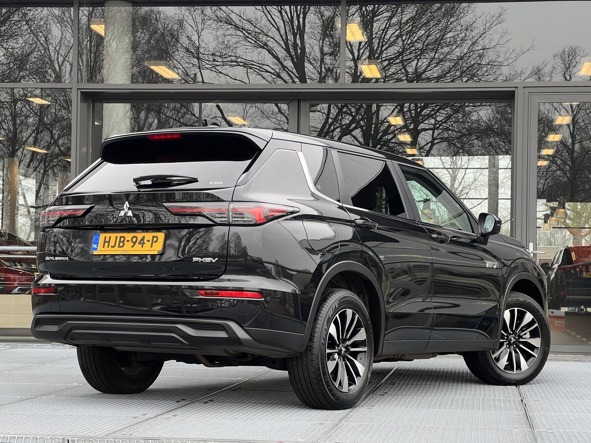 Mitsubishi Outlander met kenteken HJB-94-P – achteraanzicht