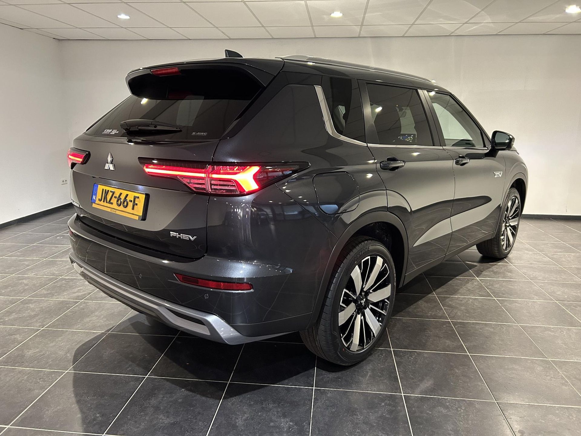 Mitsubishi Outlander met kenteken JKZ-66-F – achteraanzicht