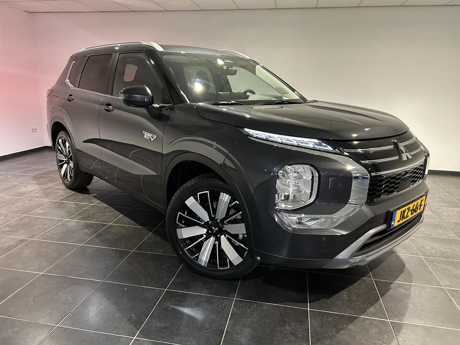 Mitsubishi Outlander met kenteken JKZ-66-F – dashboard