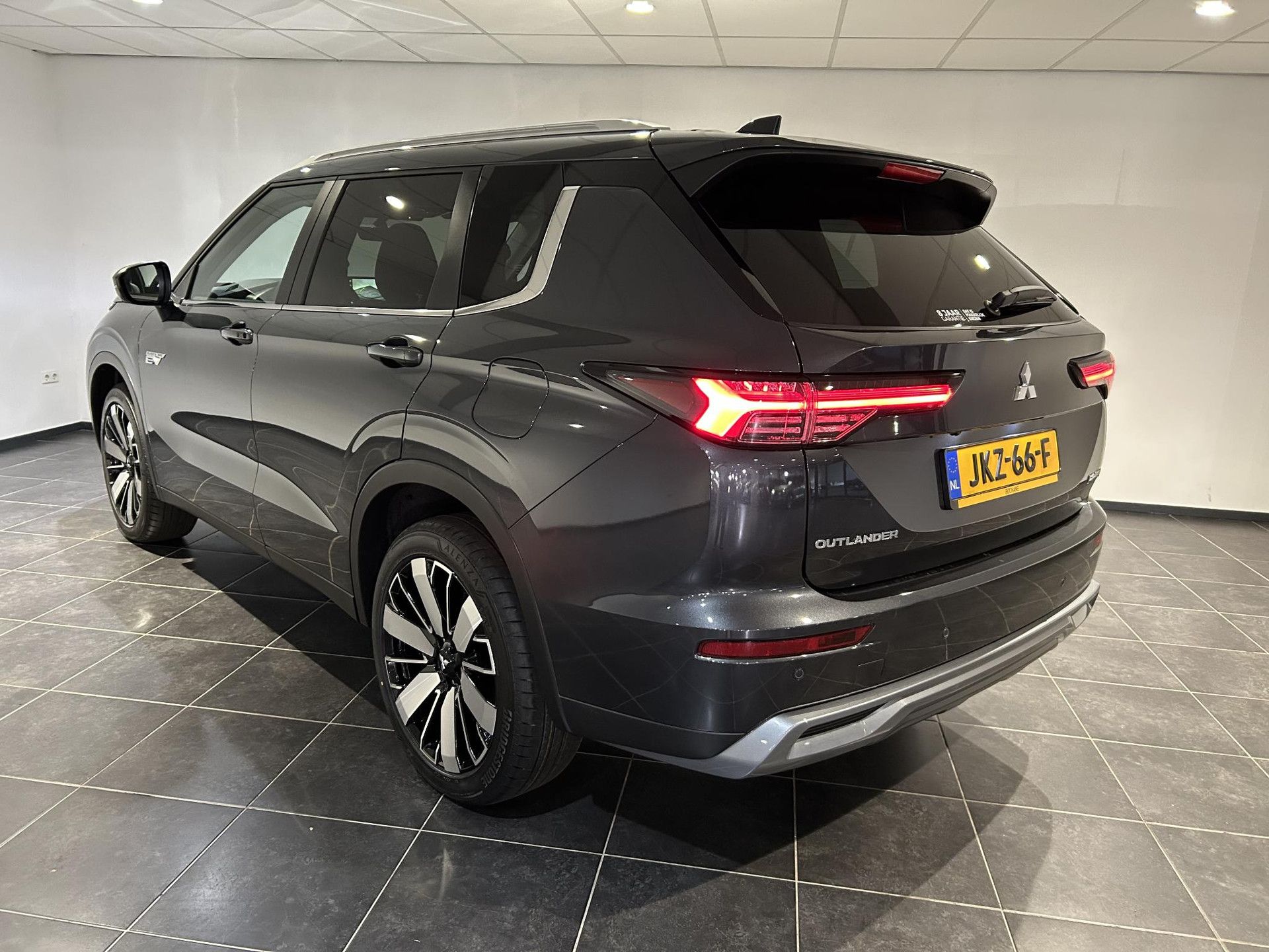 Mitsubishi Outlander met kenteken JKZ-66-F – detailfoto