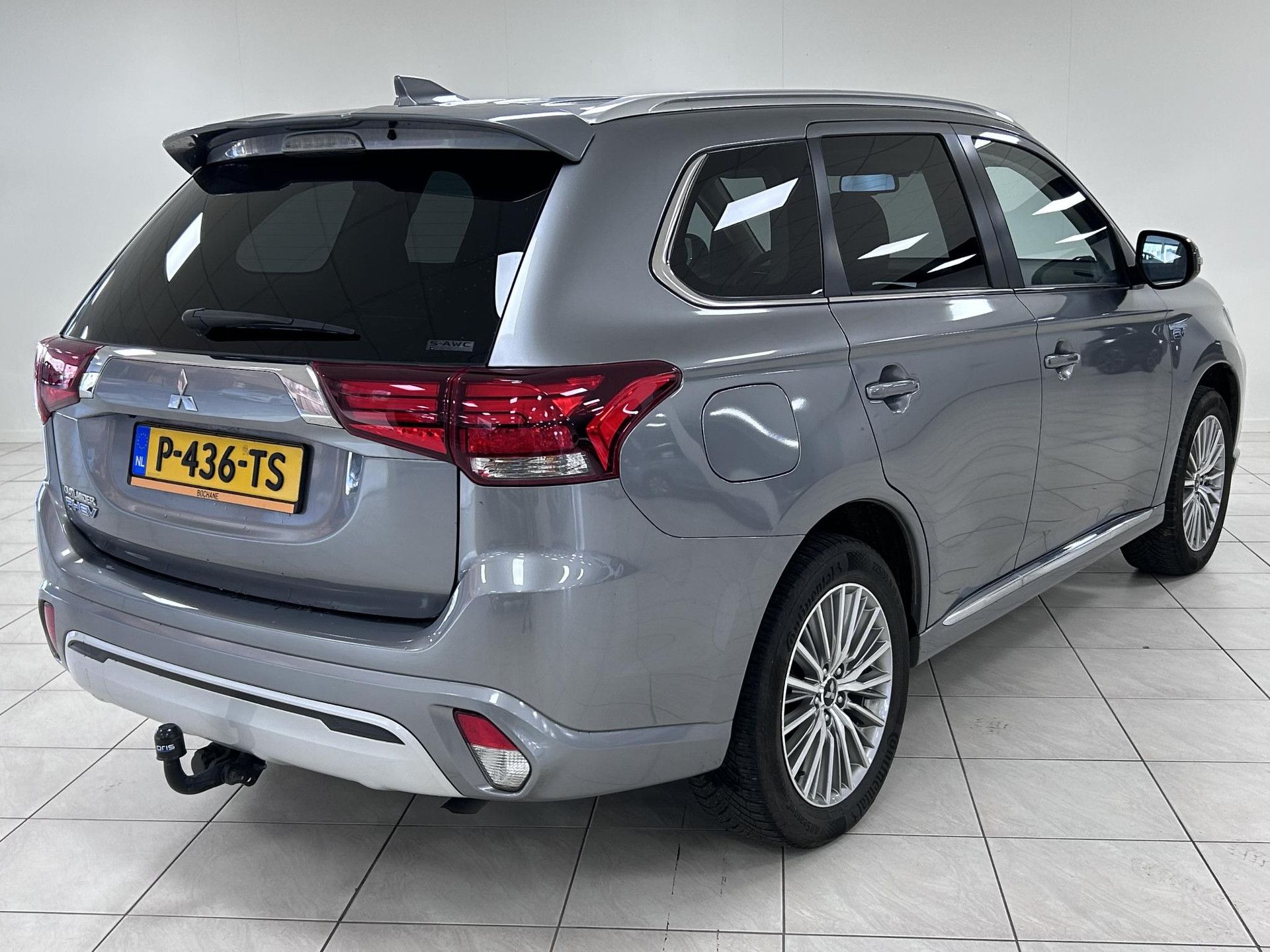 Mitsubishi Outlander met kenteken P-436-TS – achteraanzicht