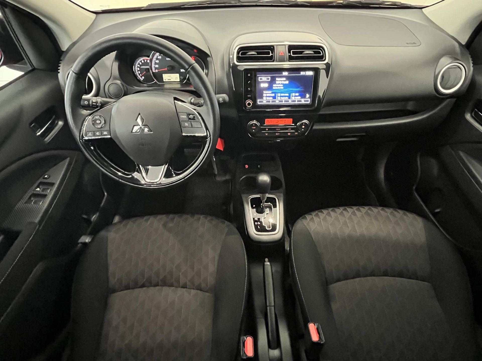 Mitsubishi SpaceStar met kenteken Z-599-GB – interieur