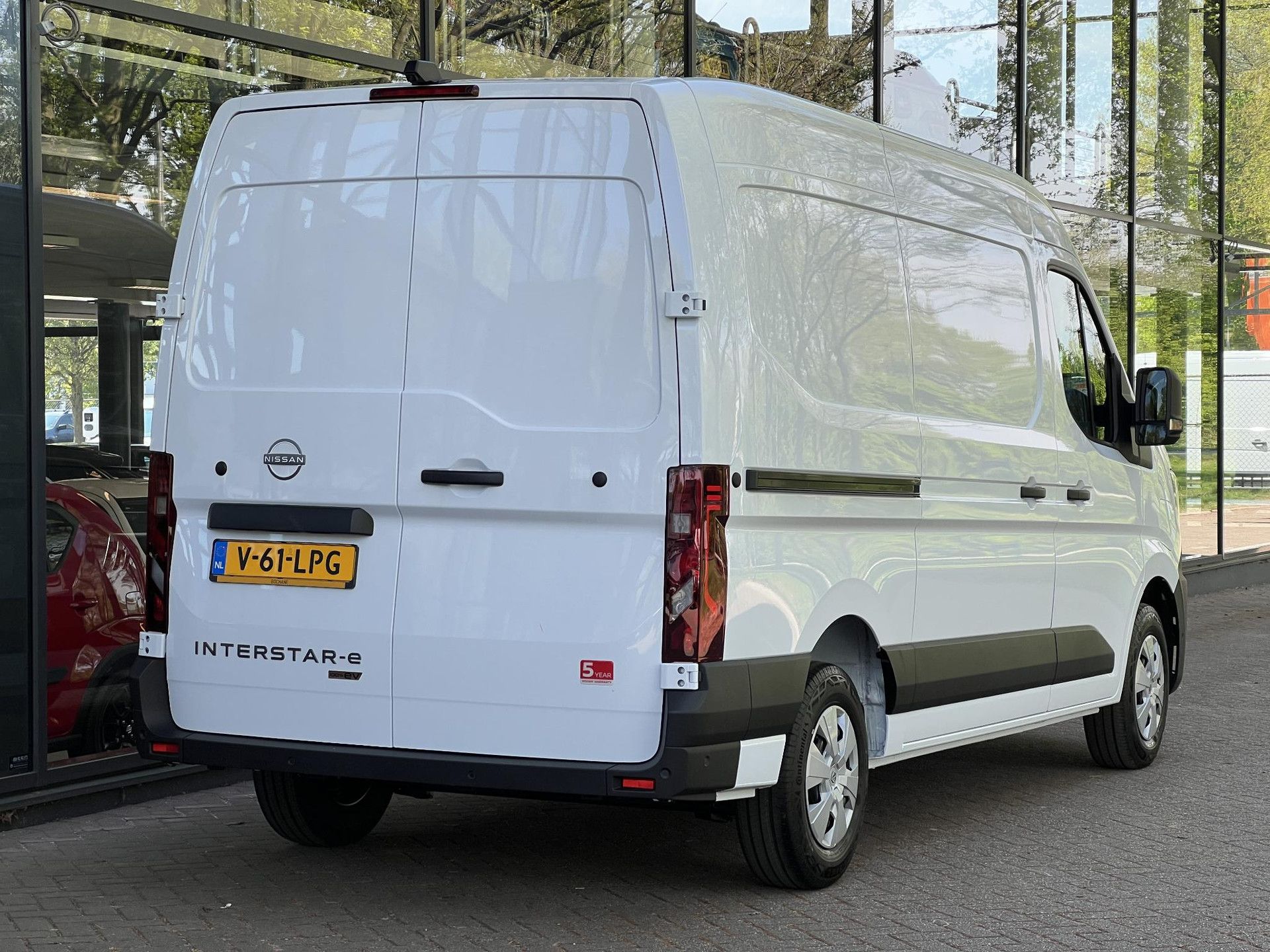 Nissan Interstar met kenteken V-61-LPG – achteraanzicht
