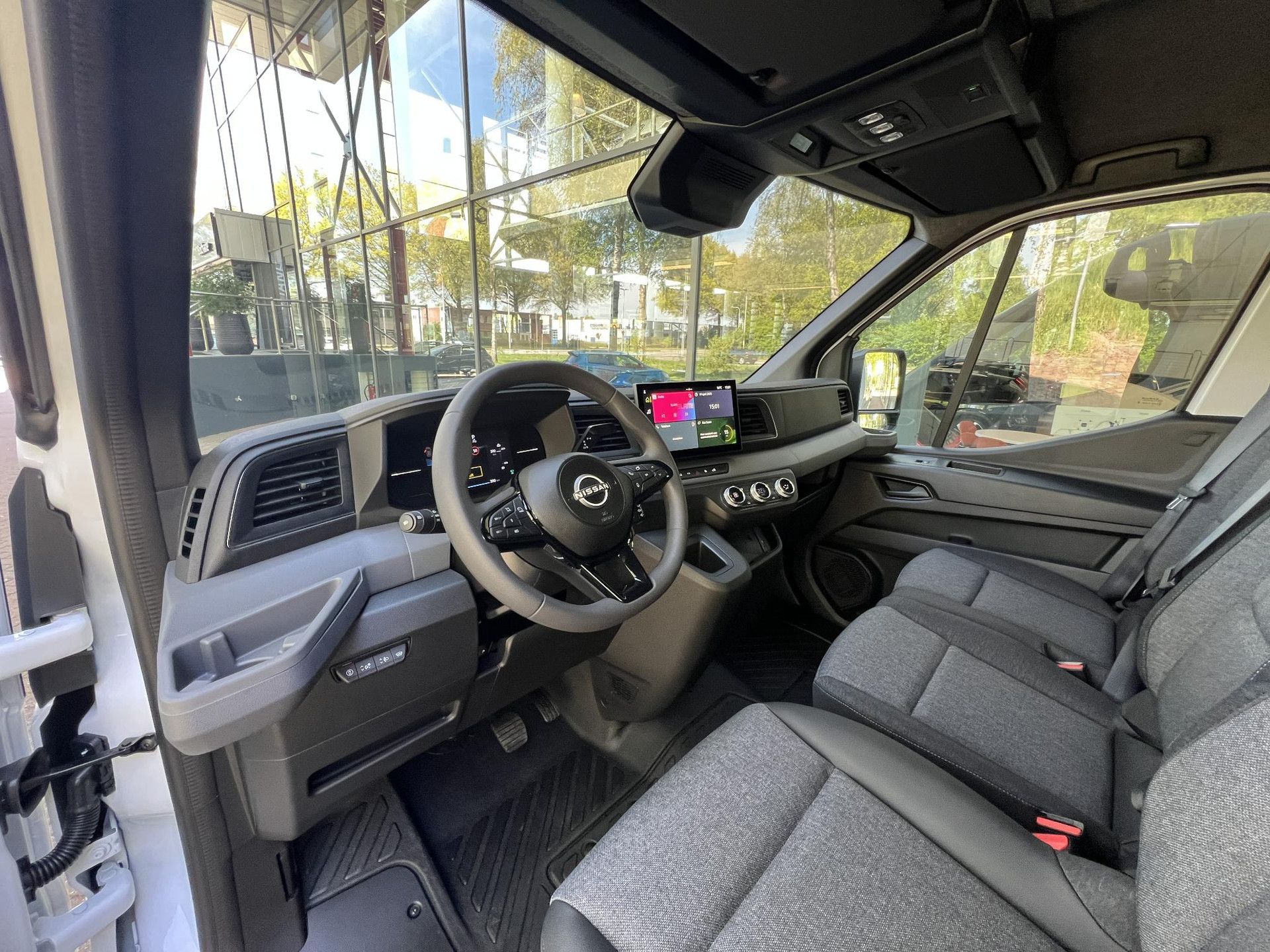 Nissan Interstar met kenteken V-61-LPG – interieur