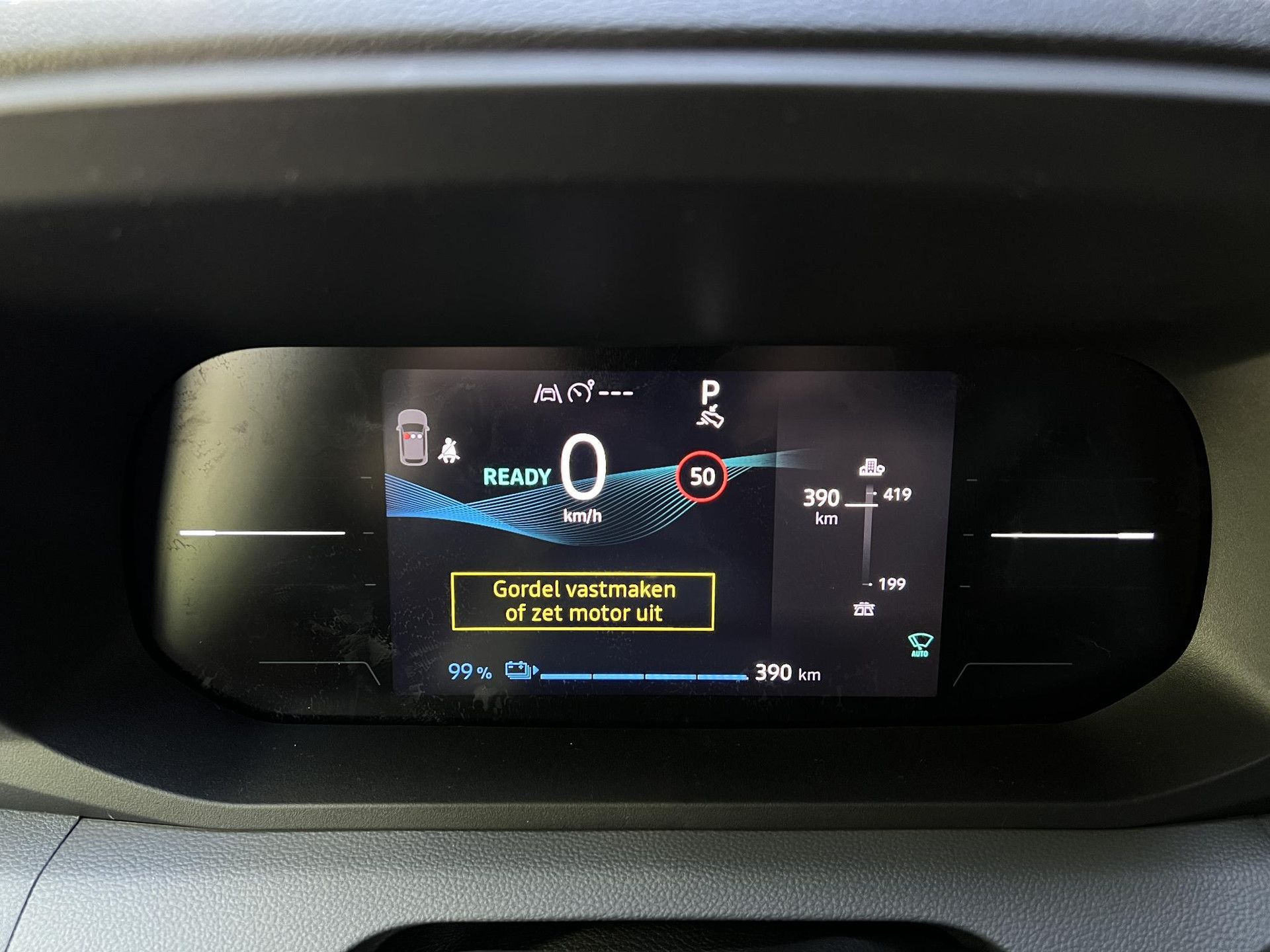 Nissan Interstar met kenteken V-61-LPG – dashboard