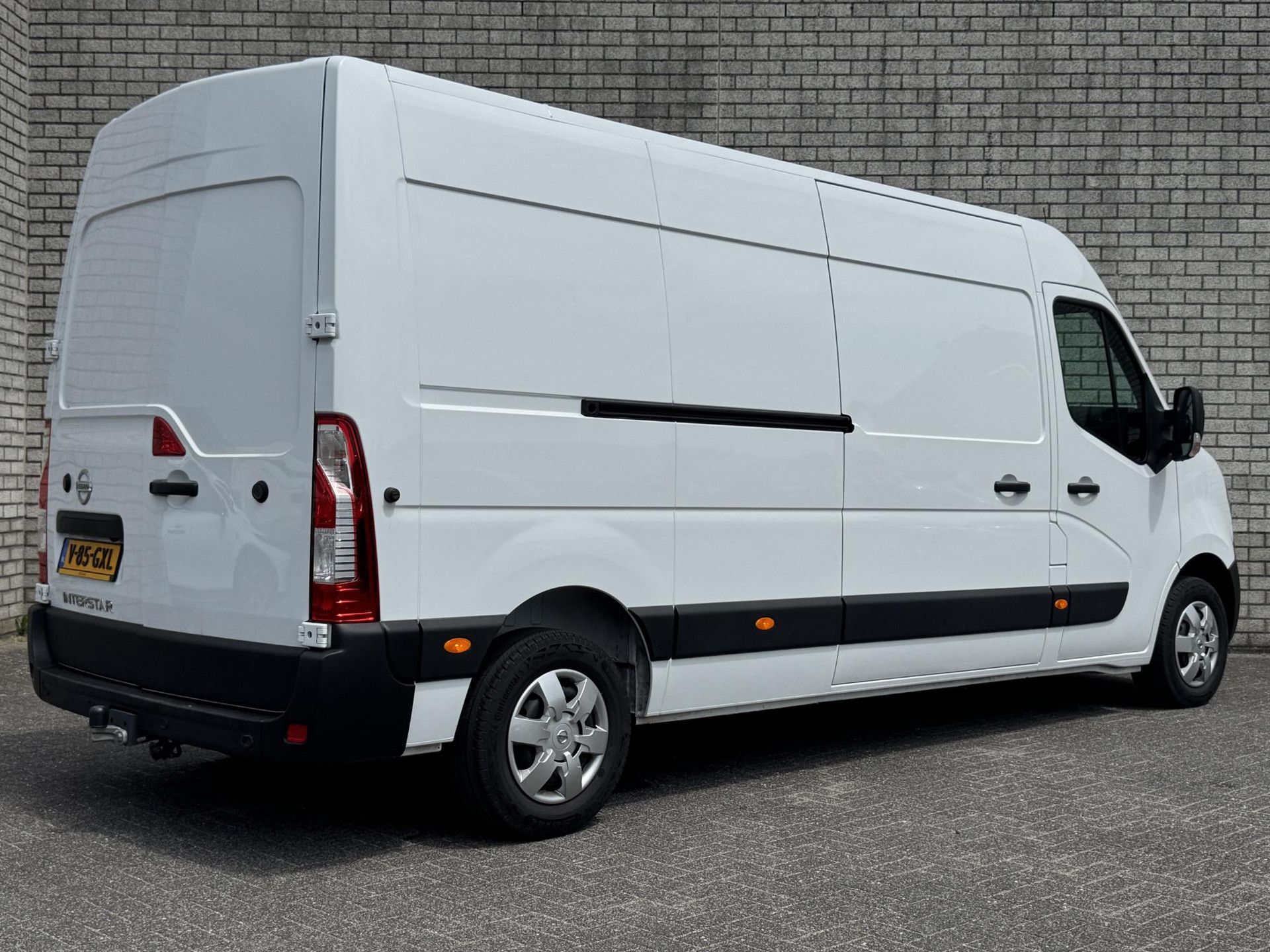 Nissan Interstar met kenteken V-85-GXL – achteraanzicht