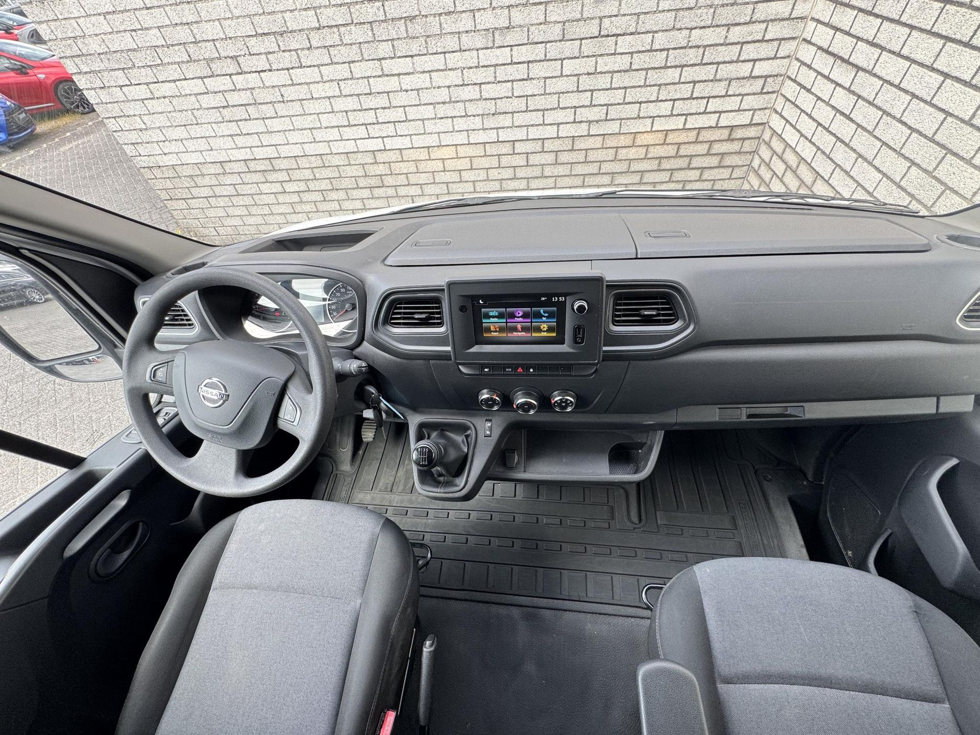 Nissan Interstar met kenteken V-85-GXL – interieur