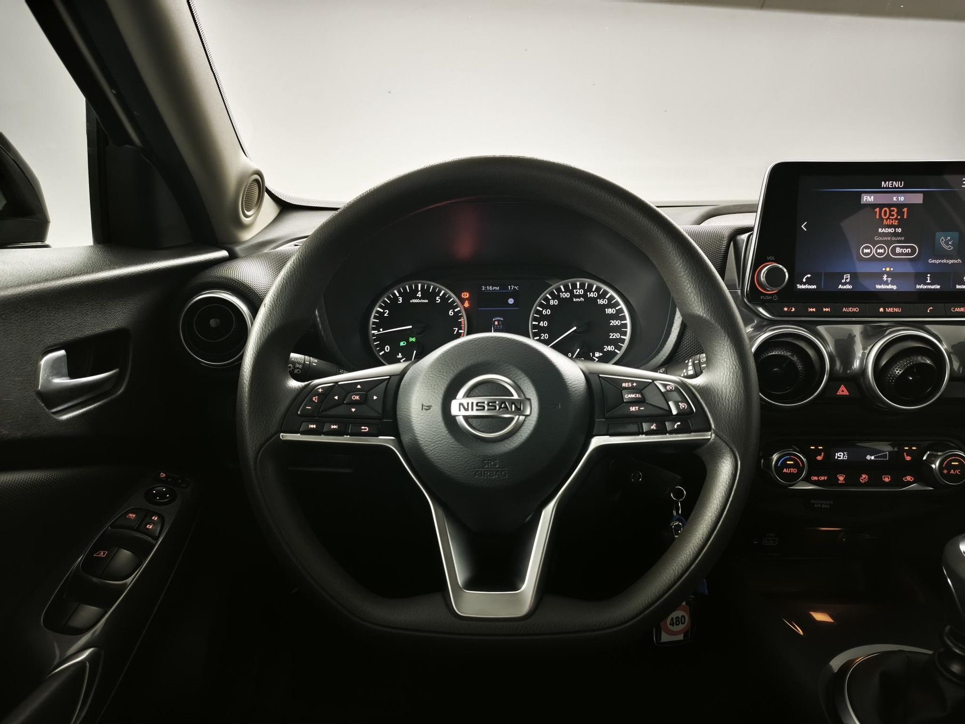 Nissan Juke met kenteken K-617-XT – interieur