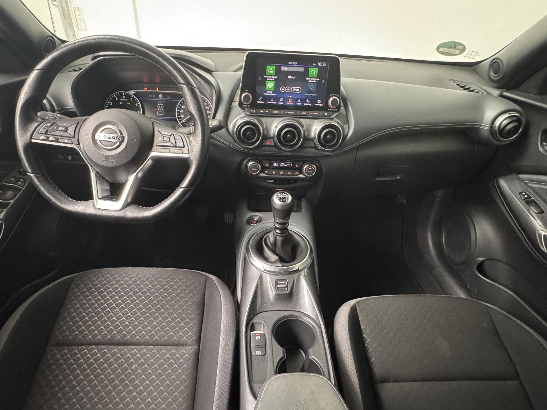 Nissan Juke met kenteken P-584-JJ – interieur