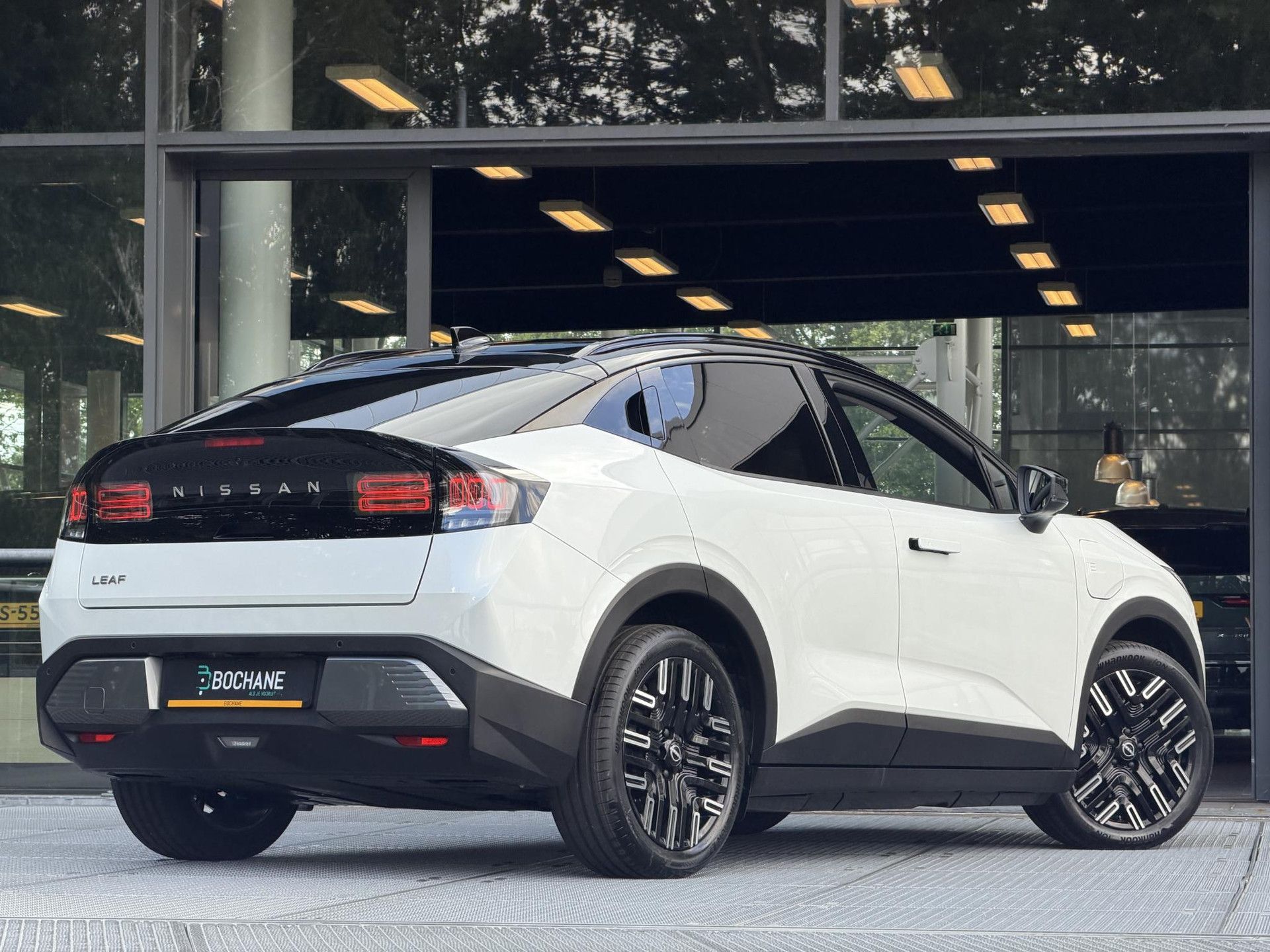 Nissan Leaf met kenteken KLG-15-V – achteraanzicht