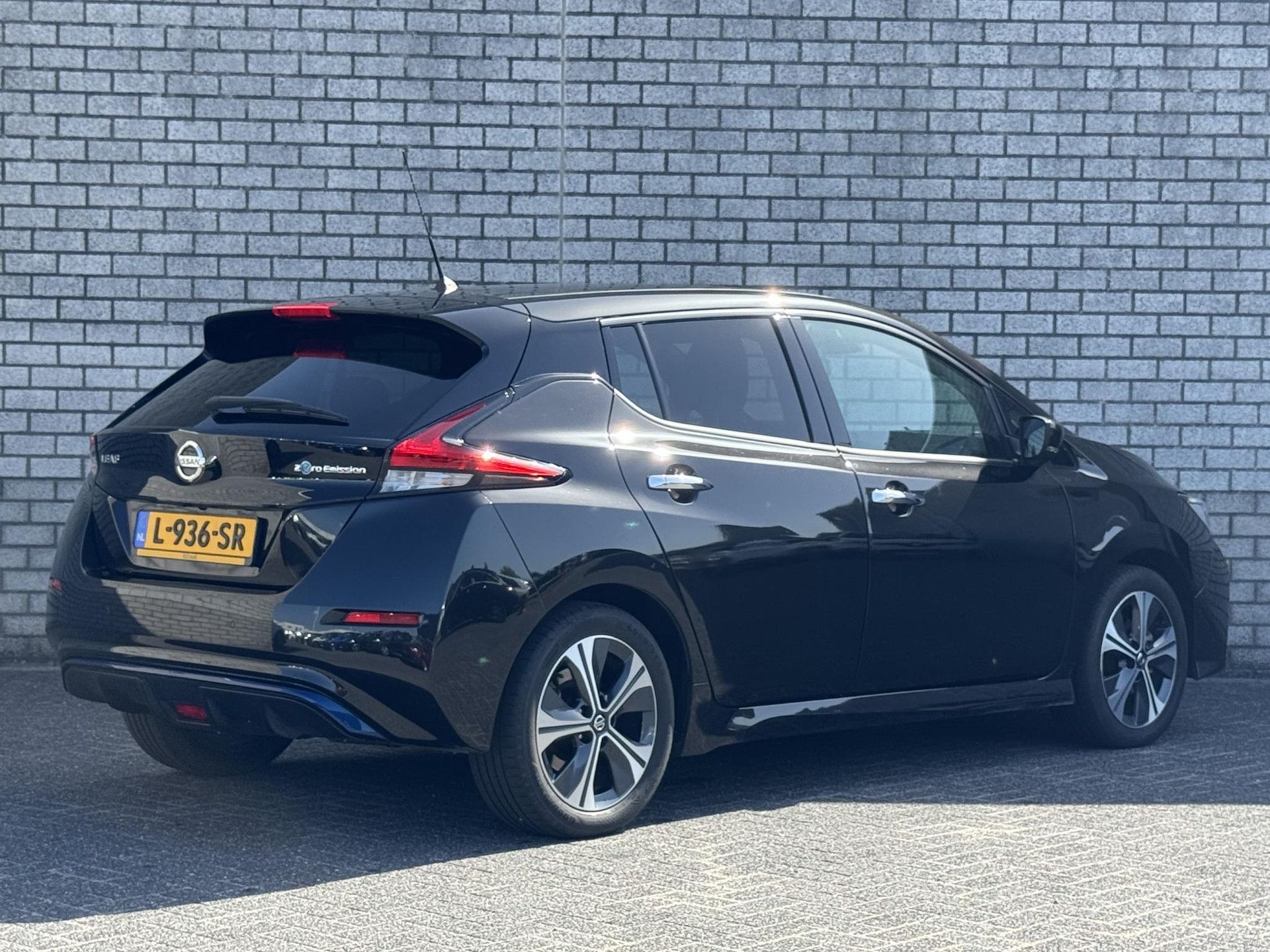 Nissan Leaf met kenteken L-936-SR – achteraanzicht