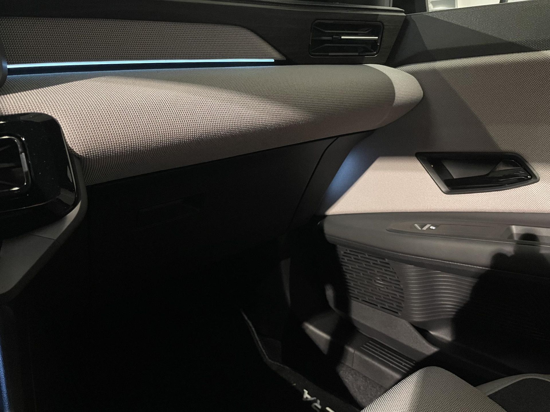 Nissan Micra met kenteken JLX-02-F – dashboard