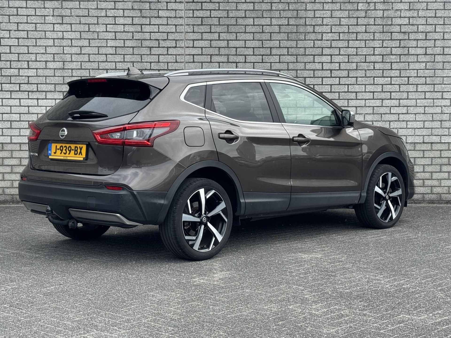 Nissan QASHQAI met kenteken J-939-BX – achteraanzicht