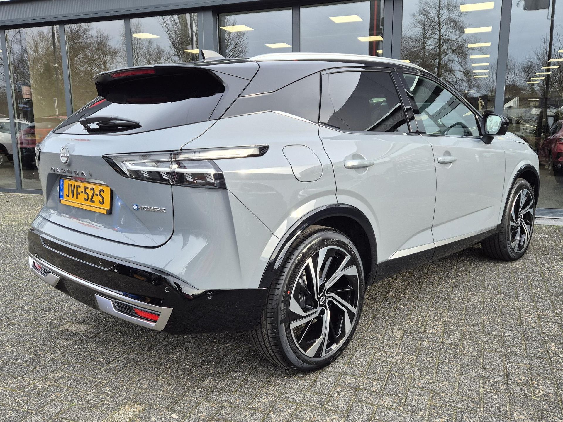 Nissan QASHQAI met kenteken JVF-52-S – achteraanzicht