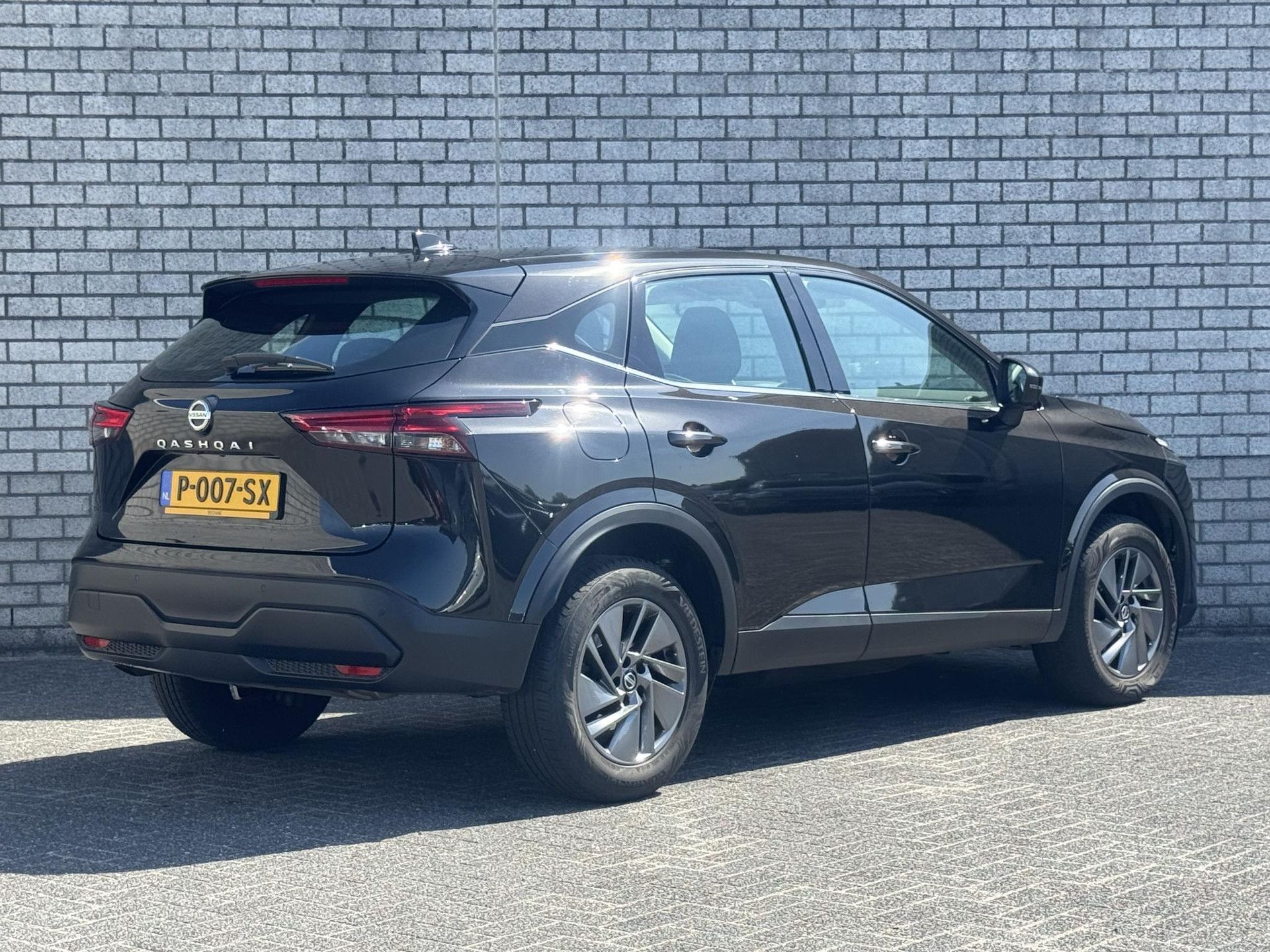 Nissan QASHQAI met kenteken P-007-SX – achteraanzicht