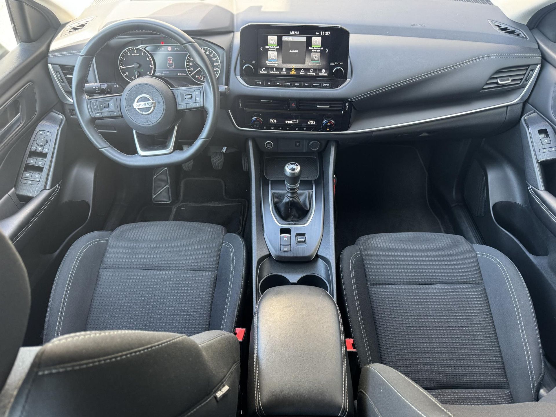 Nissan QASHQAI met kenteken P-007-SX – interieur