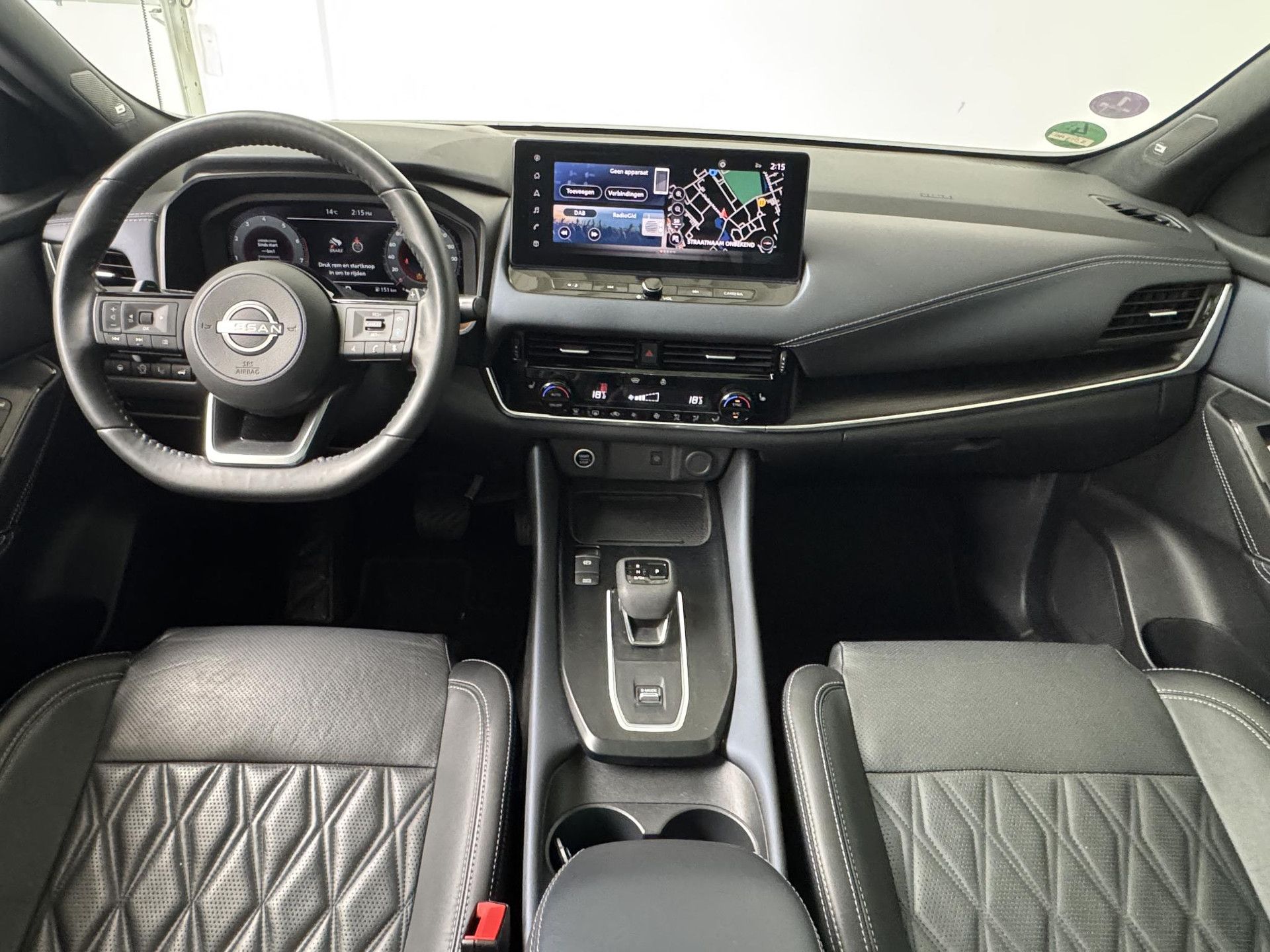Nissan QASHQAI met kenteken S-049-HR – interieur