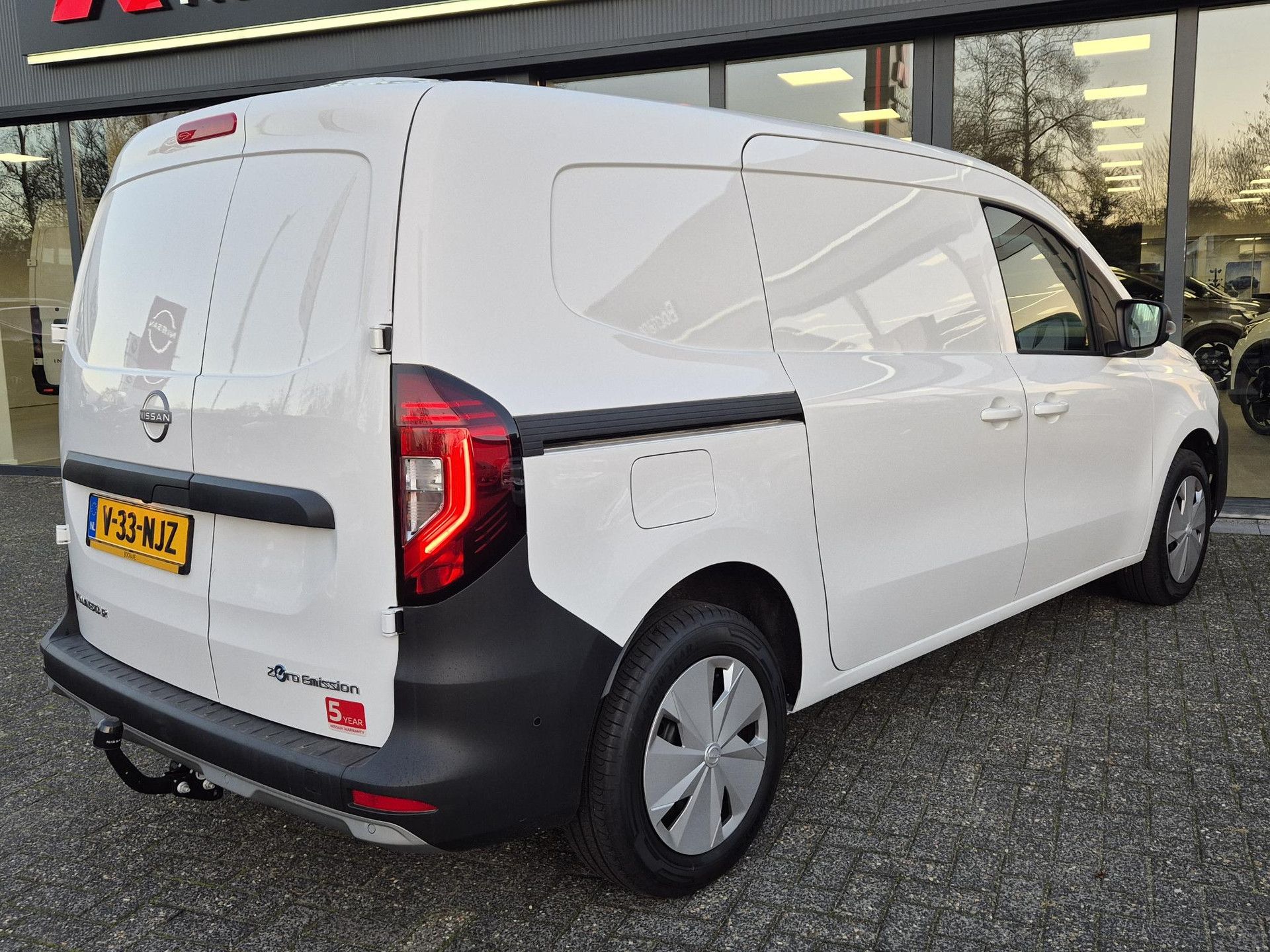 Nissan Townstar met kenteken V-33-NJZ – achteraanzicht